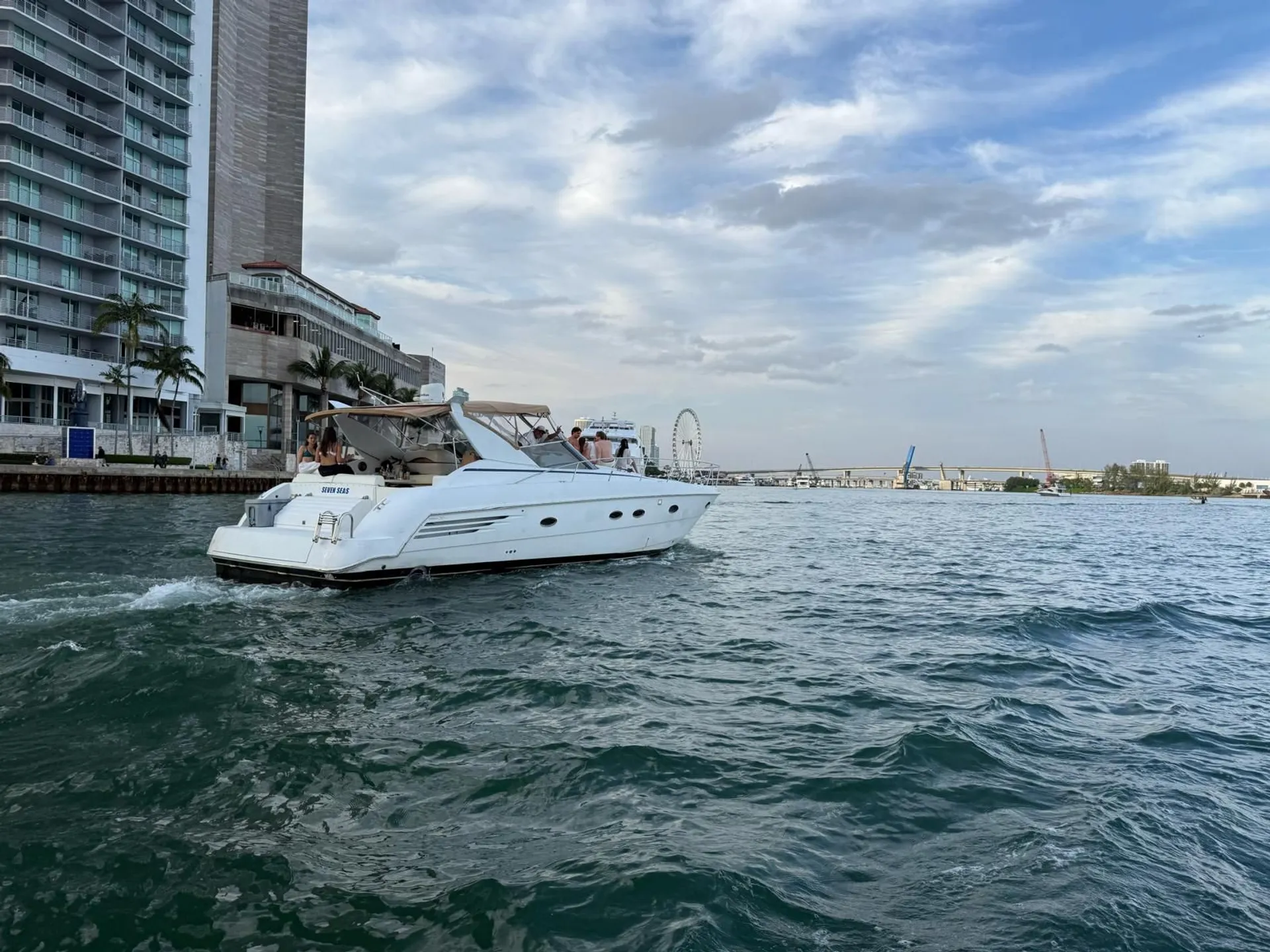 Luxury Yacht – Miami Views and Waterfront Experiences