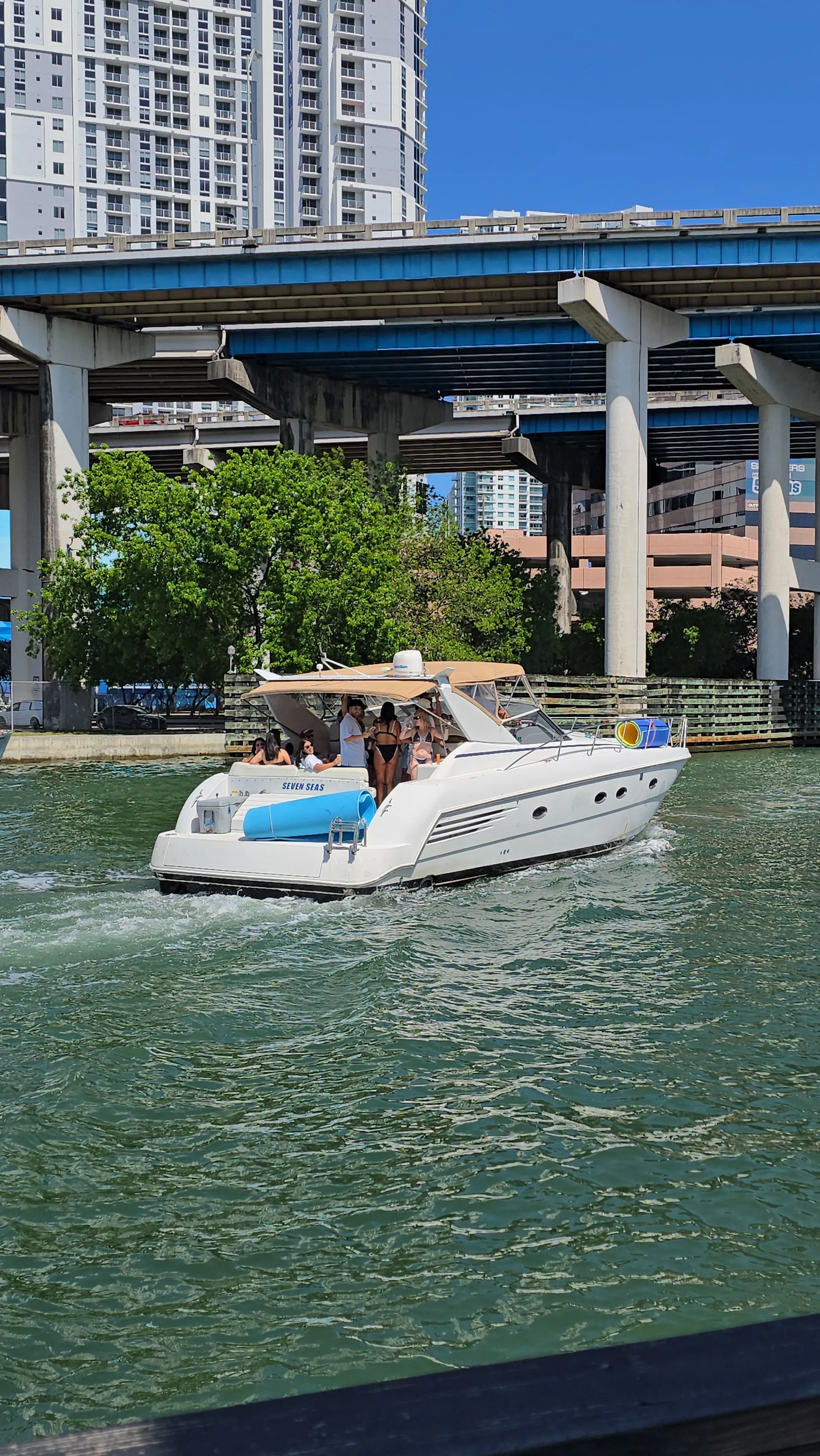 Luxury Yacht – Miami Views and Waterfront Experiences