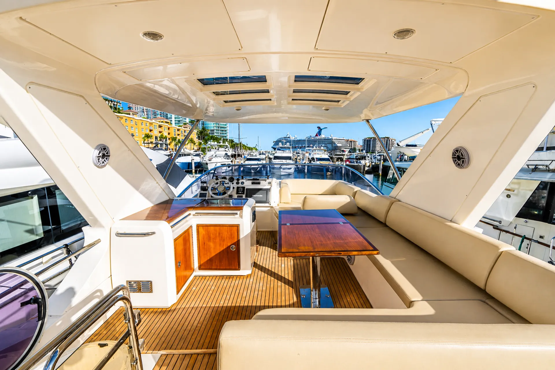 Stunning Azimut 65 in Miami Beach 