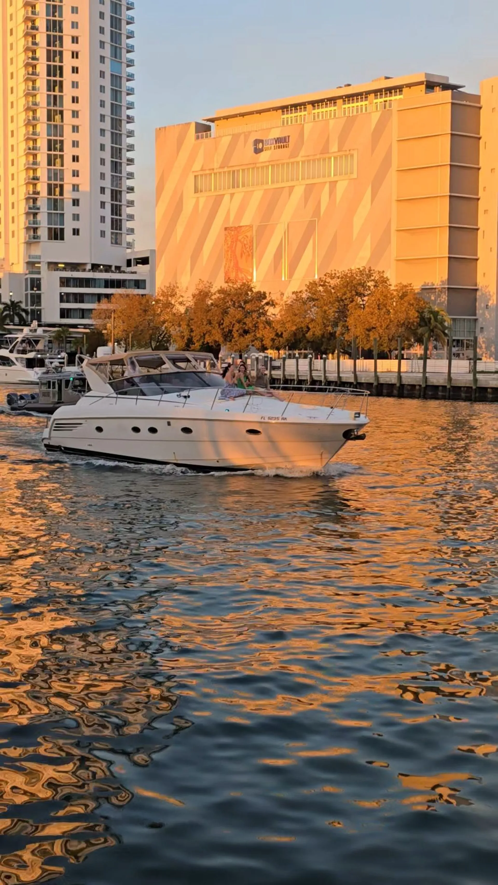 Luxury Yacht – Miami Views and Waterfront Experiences