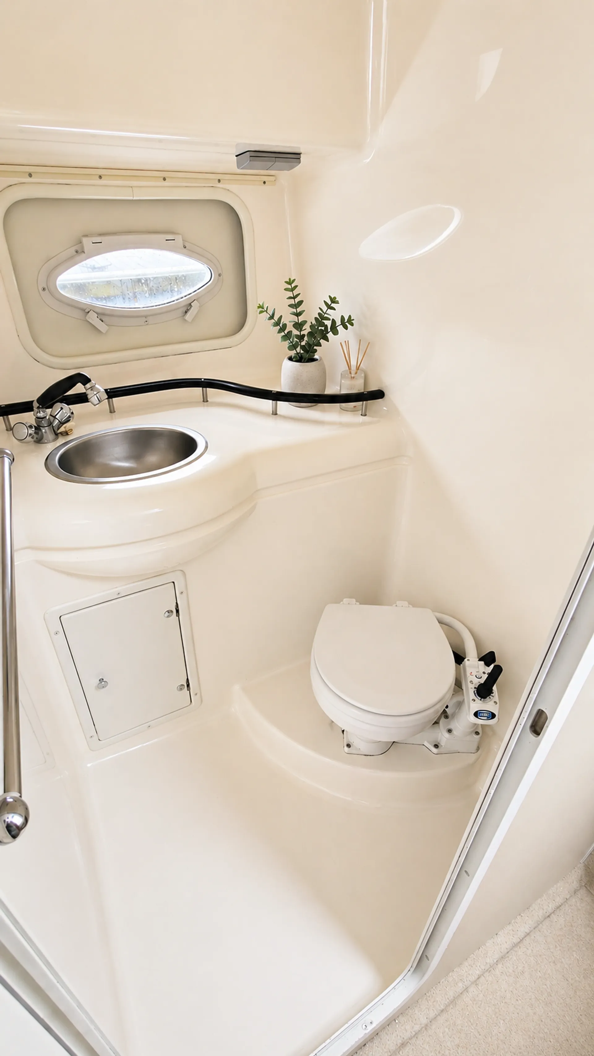 GET 1HR FREE 33' RINKER CRUISING YACHT, MIA FL *NO HIDDEN FEES!*