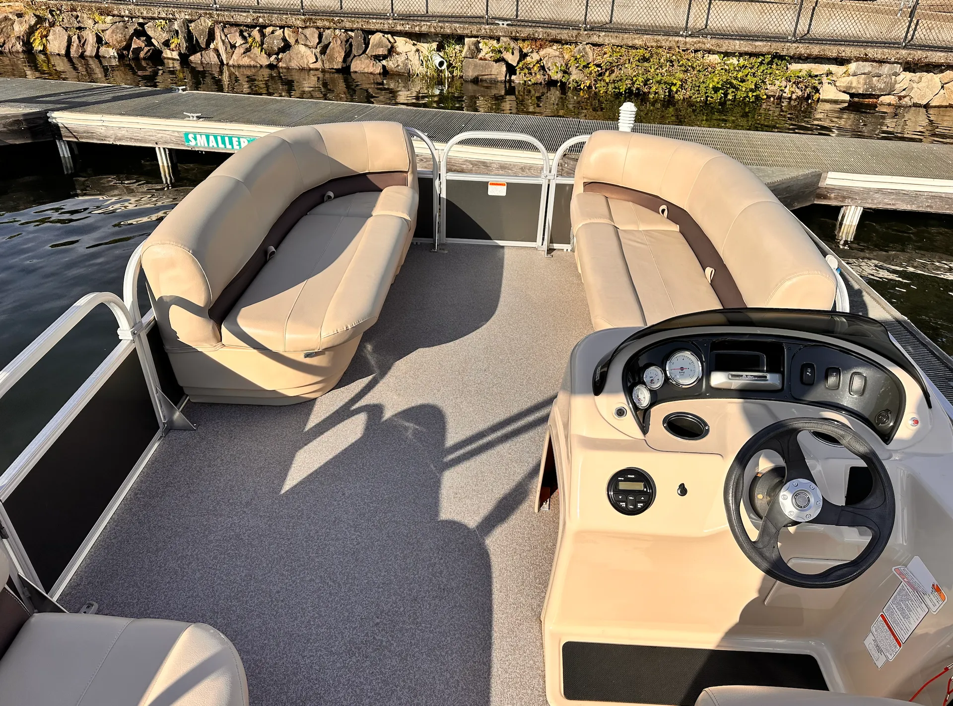 SUN TRACKER PARTY BARGE 18 DLX in Seattle, WA — photo 2