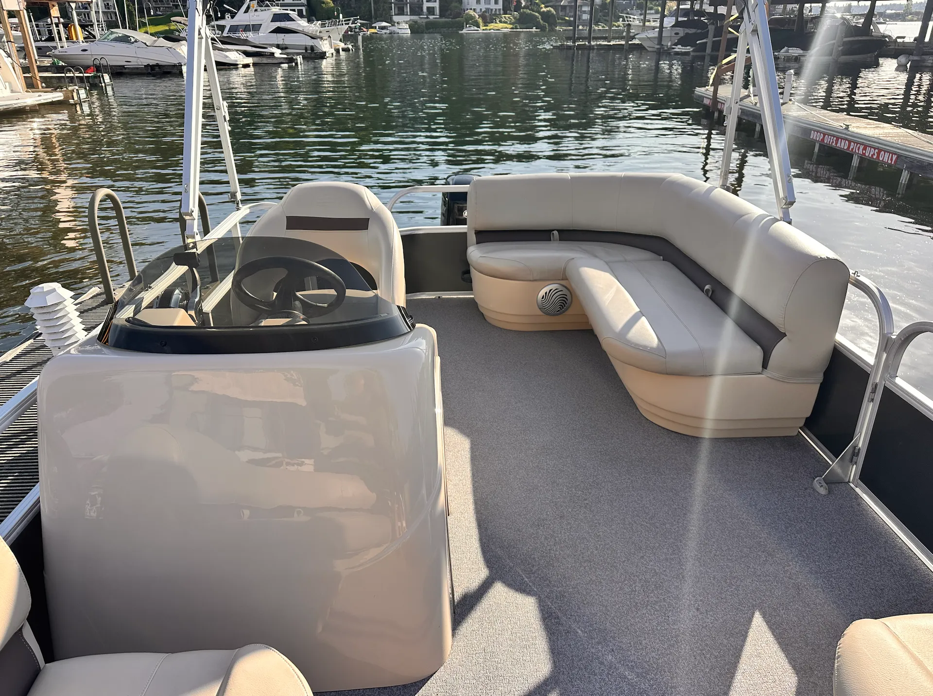 SUN TRACKER PARTY BARGE 18 DLX in Seattle, WA — photo 3