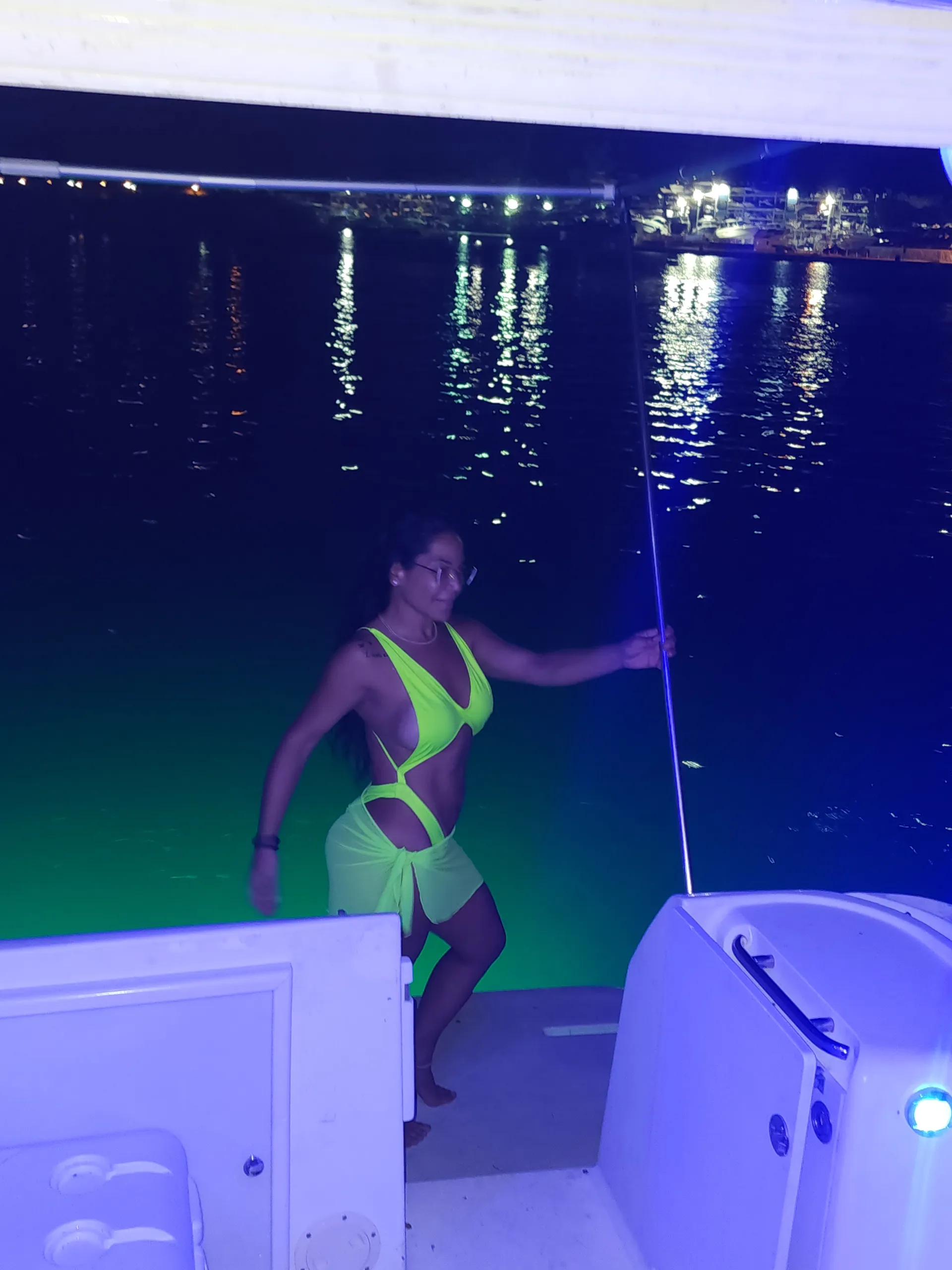 Carver Yachts 310 EXPRESS in Miami, FL — photo 10