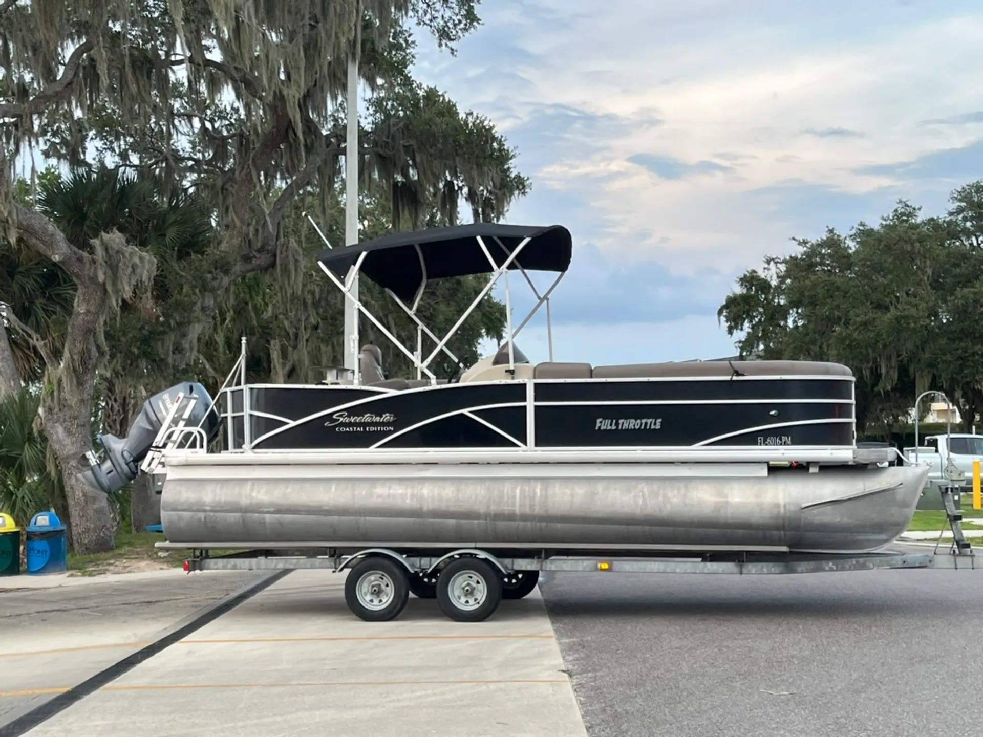 Clermont FL Chain of Lakes 24ft pontoon boat that fits 13 passengers!