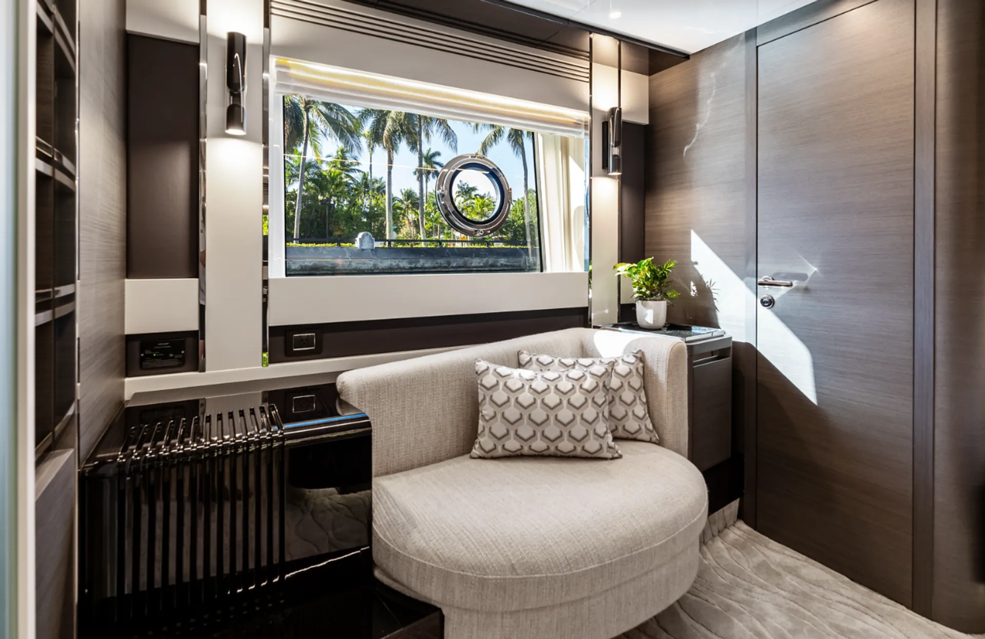 Enjoy Miami In Luxury 80ft Azimut S8 Mega Yacht