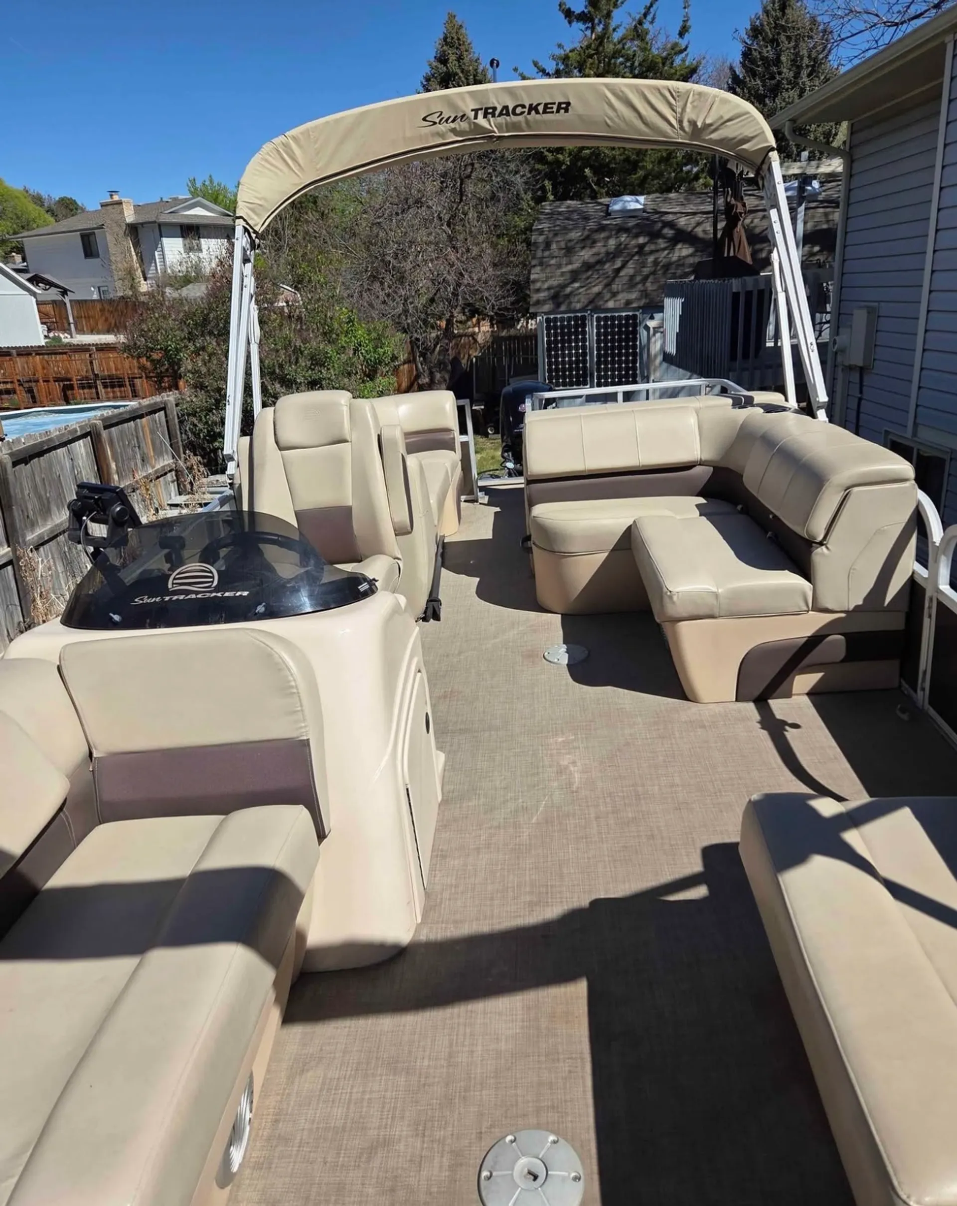 22' Party Barge: 2019 Sun Tracker Pontoon Rental 🚤
