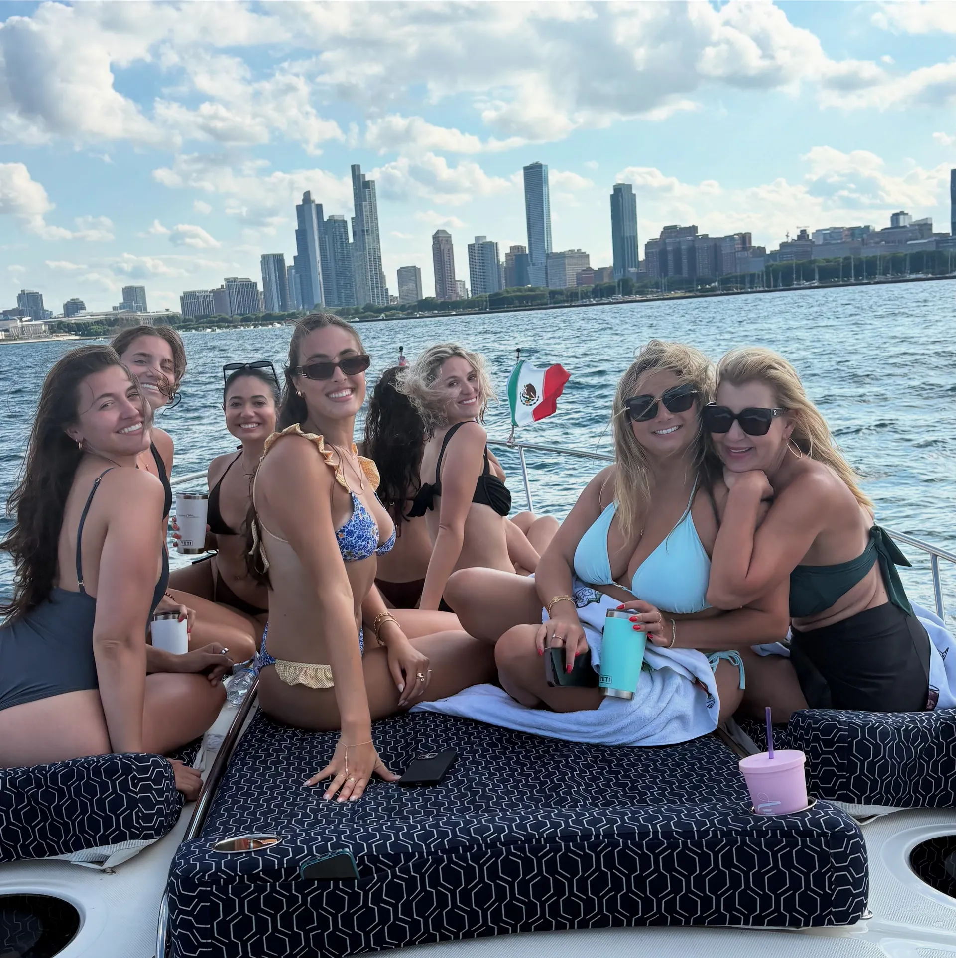 Sea Ray Boats 320 Sundancer in Chicago, IL