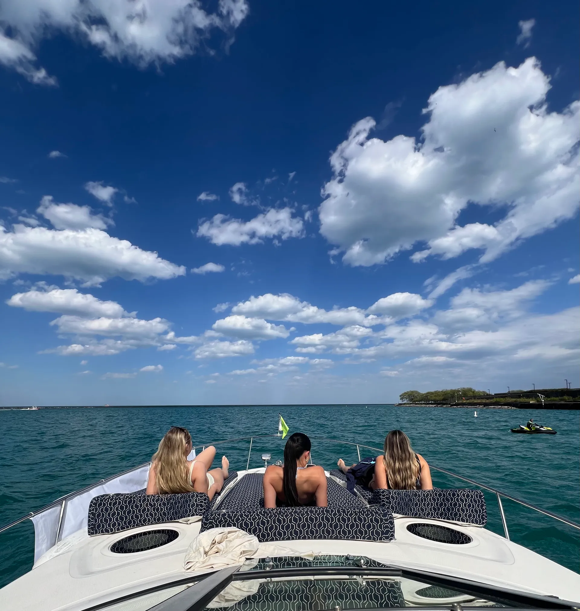 Chicago Luxury Charter, Searay Sundancer 320, 32ft  