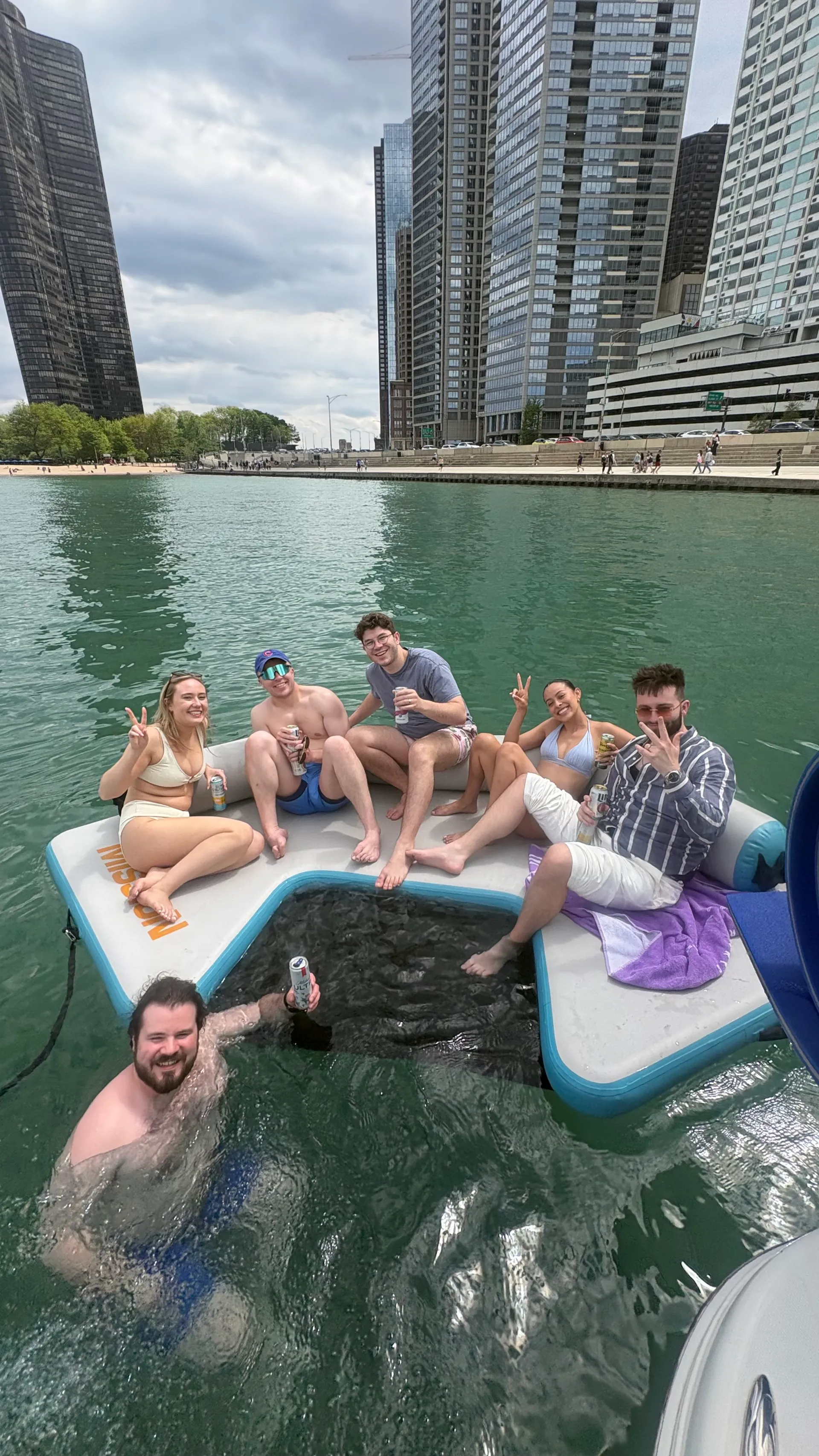 Sea Ray Boats 320 Sundancer in Chicago, IL — photo 2