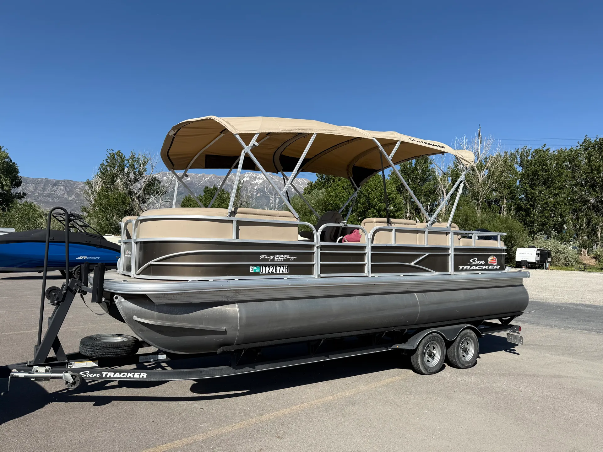 22' Party Barge: 2019 Sun Tracker Pontoon Rental 🚤