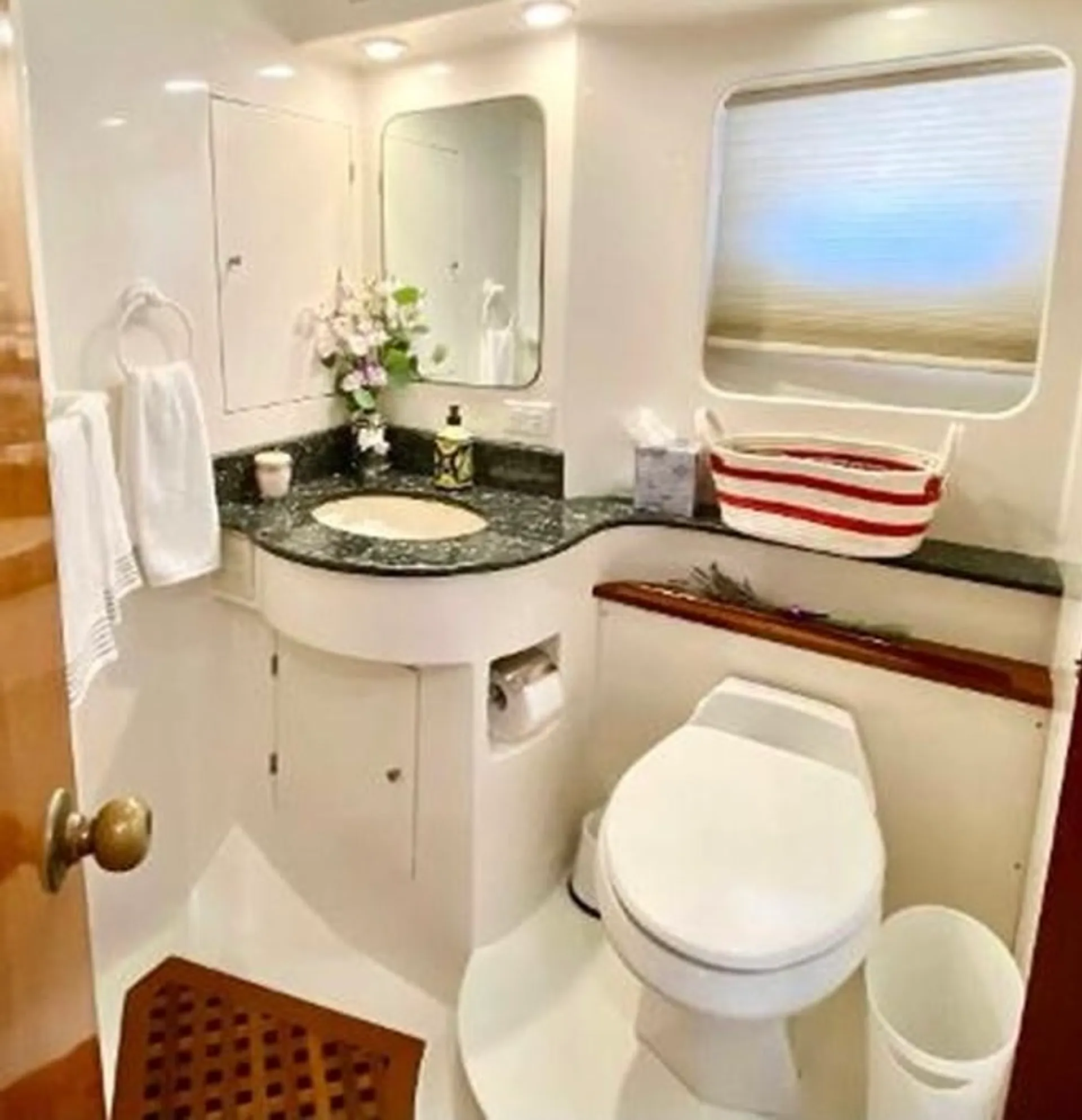 President Marine Int 71’ Motor Yacht in Lake Shore, MD — photo 8