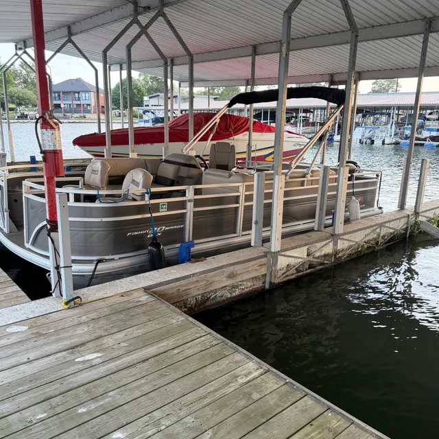 Rent a SUN TRACKER pontoon in Montgomery, TX near me