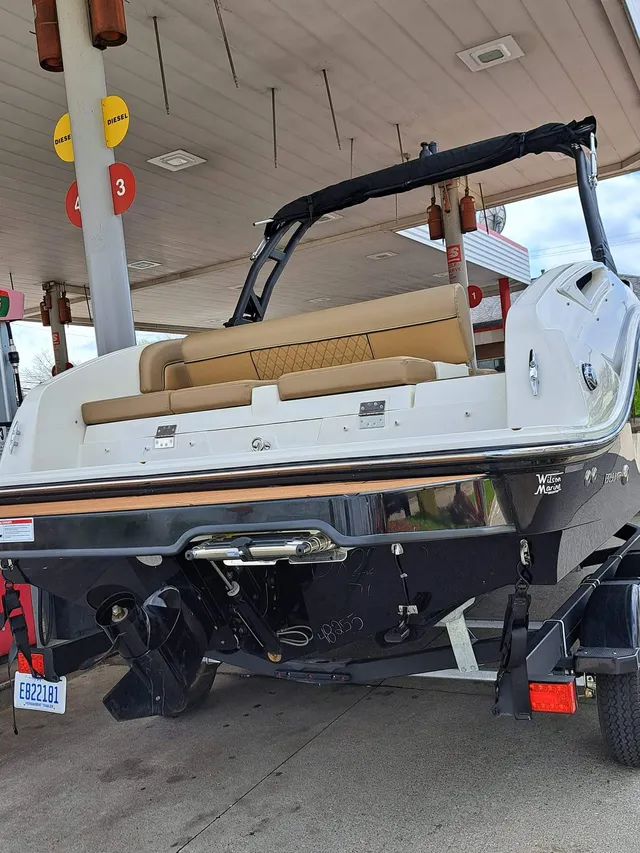 Rent a BAYLINER deck boat in Van Buren Township, MI near me