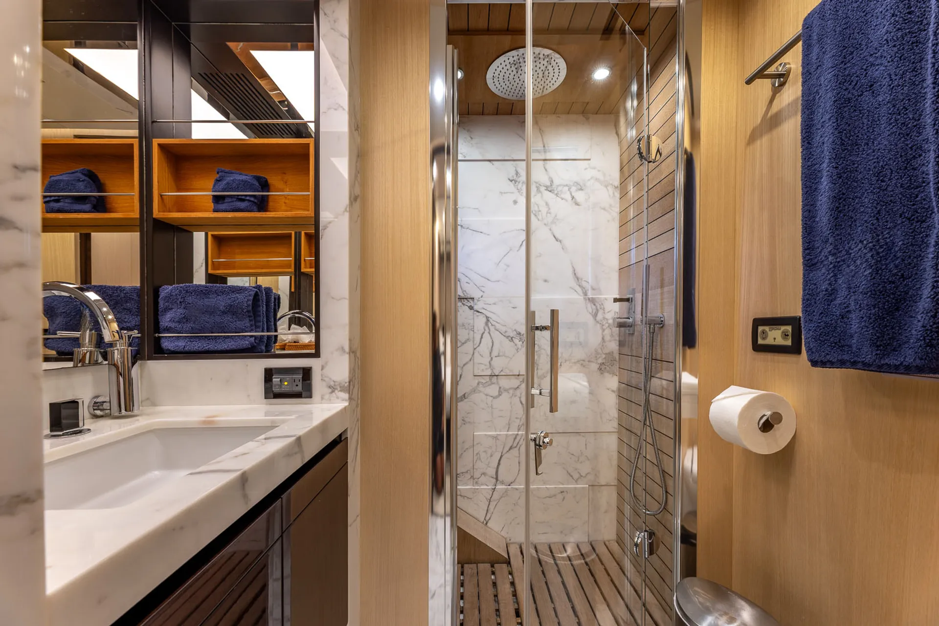 Luxe 84 ft. Azimut w/ water toys serving Northeast, Florida & Bahamas