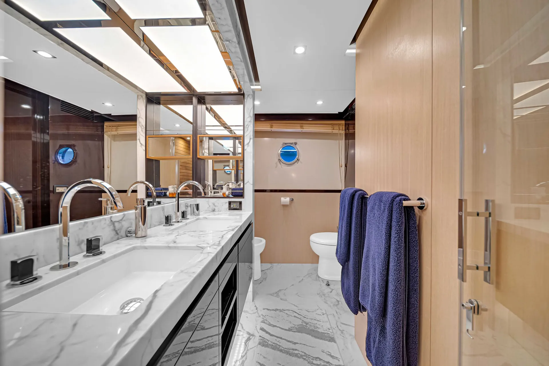 Luxe 84 ft. Azimut w/ water toys serving Northeast, Florida & Bahamas