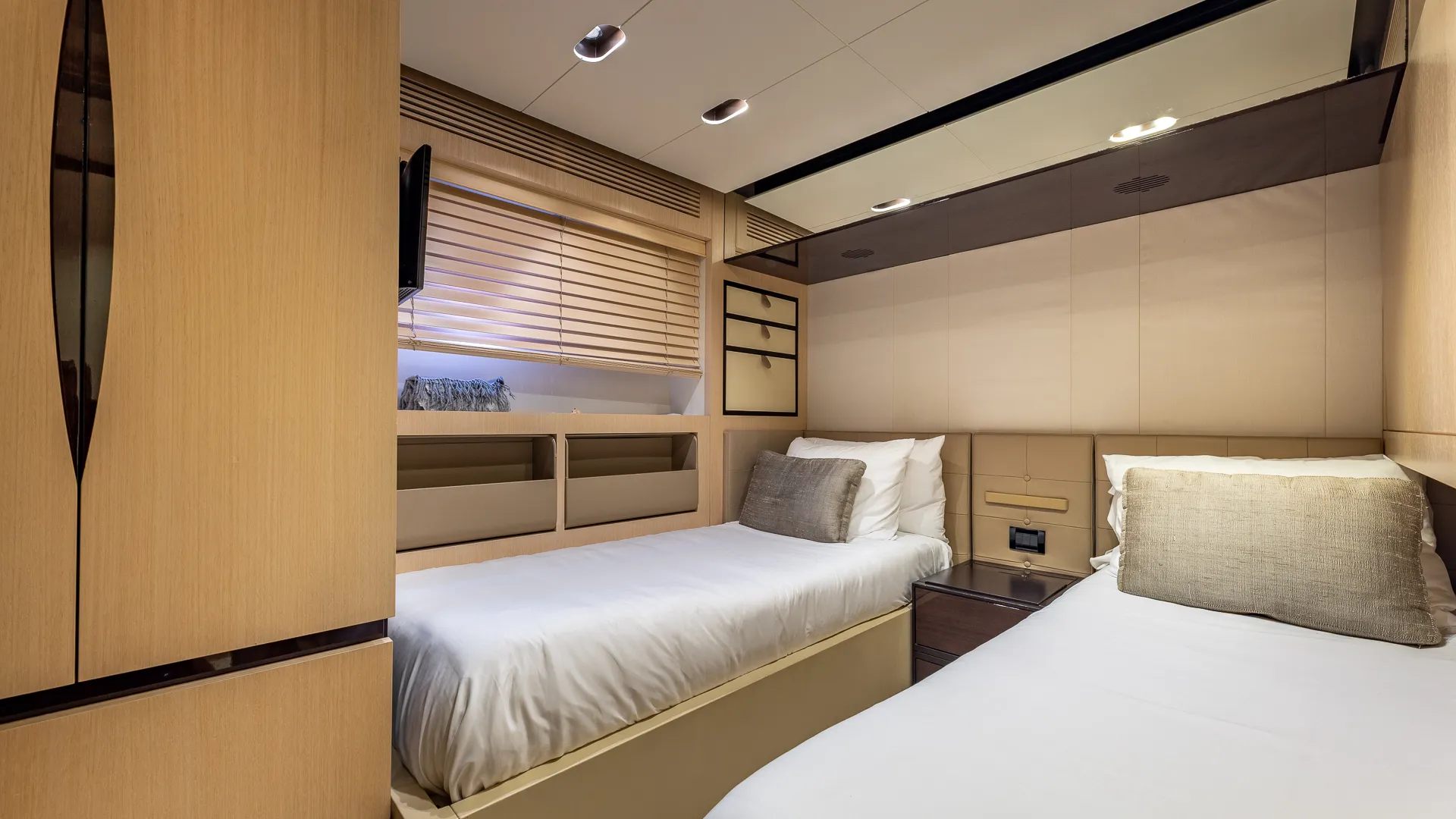 Luxe 84 ft. Azimut w/ water toys serving Northeast, Florida & Bahamas