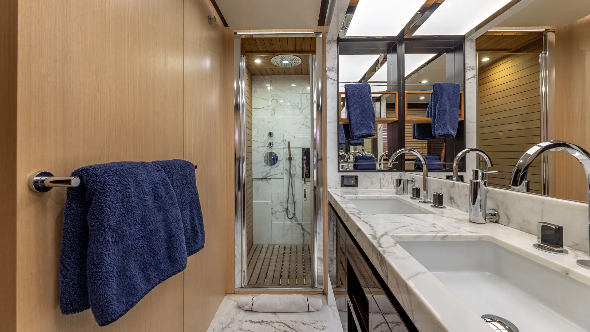 Luxe 84 ft. Azimut w/ water toys serving Northeast, Florida & Bahamas