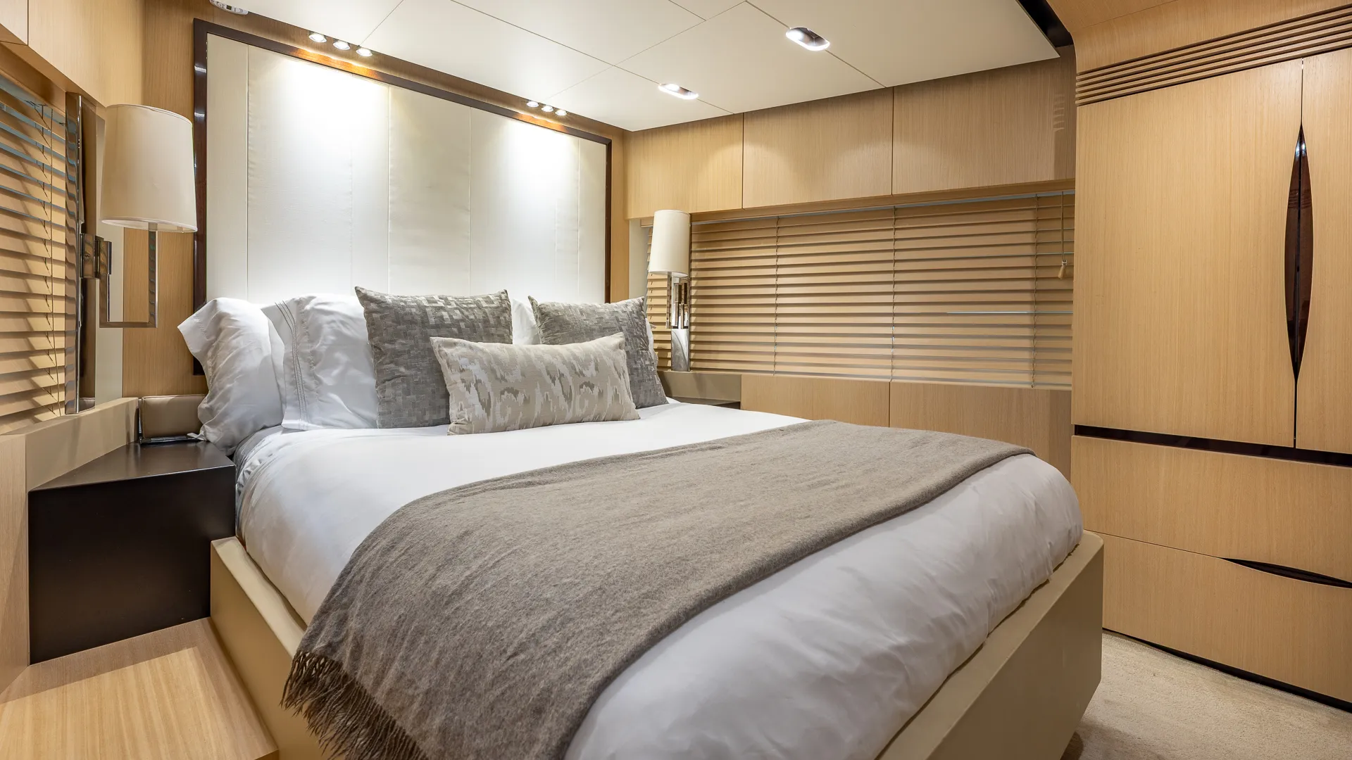 Luxe 84 ft. Azimut w/ water toys serving Northeast, Florida & Bahamas
