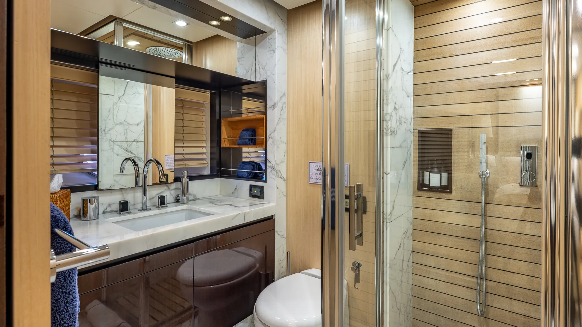 Luxe 84 ft. Azimut w/ water toys serving Northeast, Florida & Bahamas