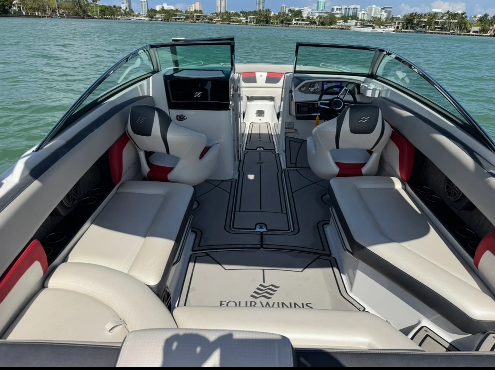 FOUR WINNS HD 270 RS in Miami Beach, FL — photo 8
