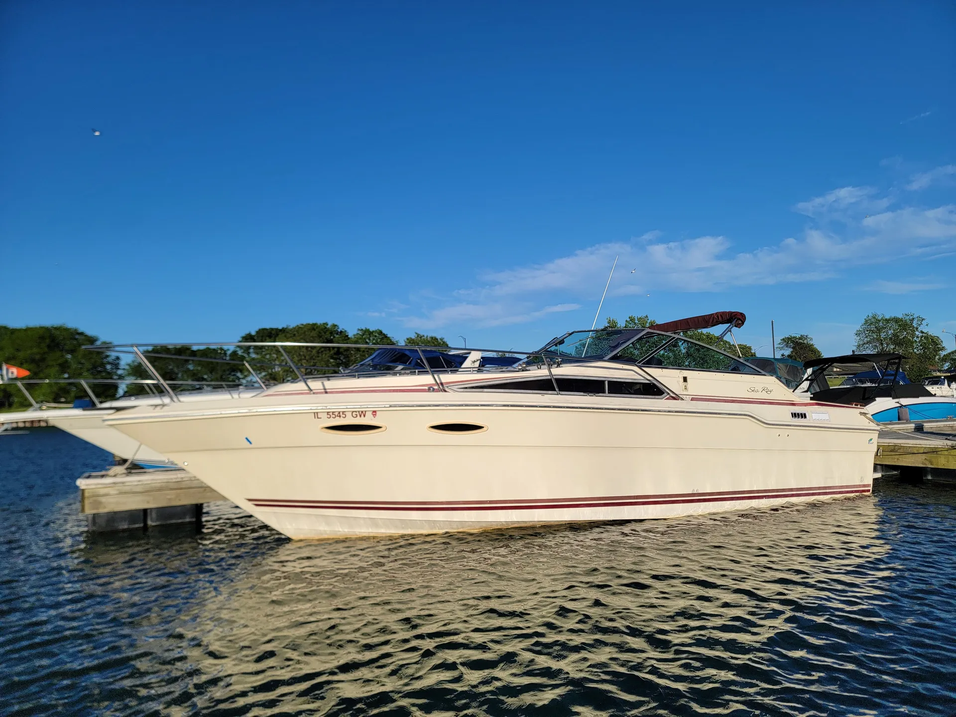 Sea Ray Boats 300 Weekender in Chicago, IL