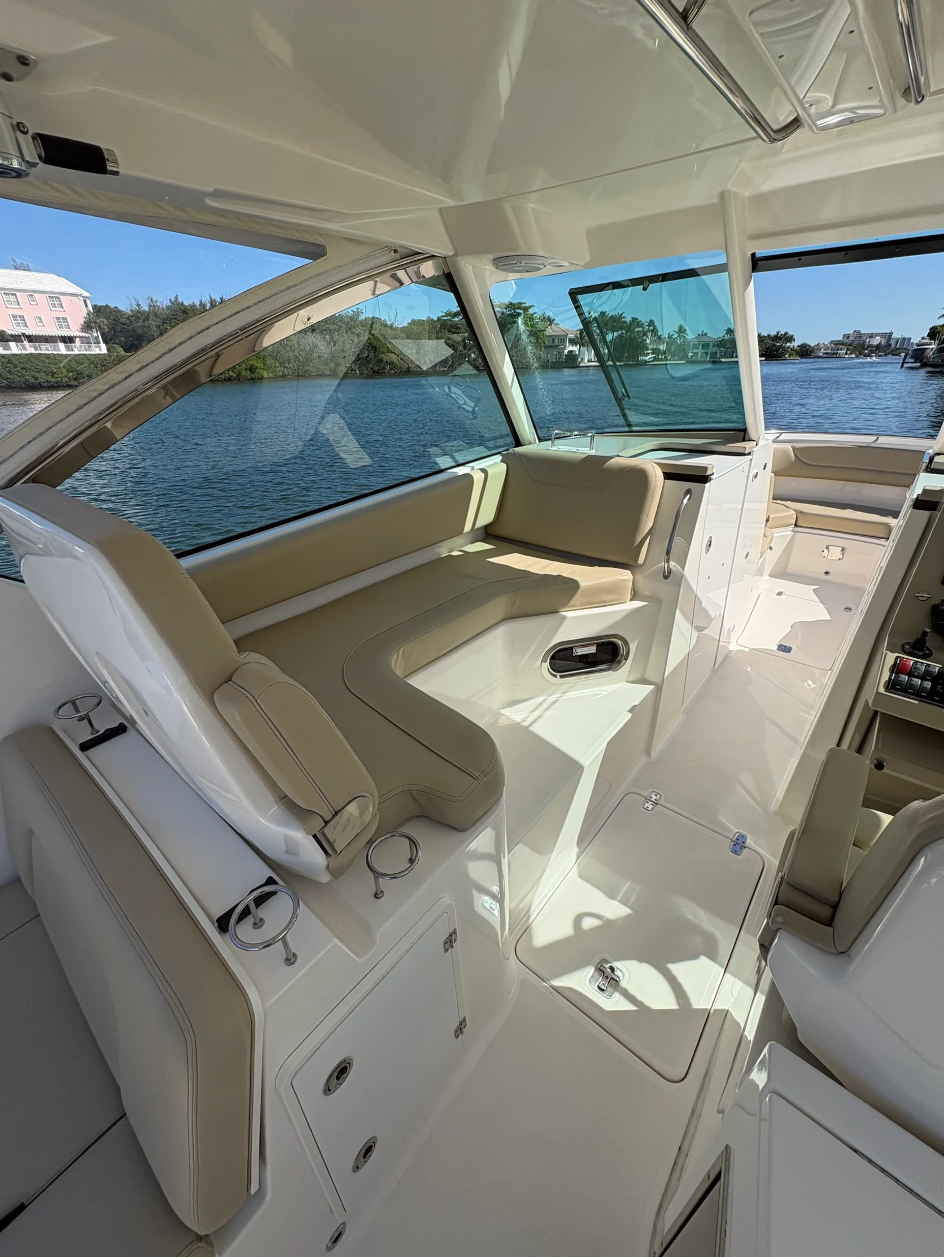 PURSUIT DC325 DUAL CONSOLE 2/2-F300HP in Lantana, FL — photo 2