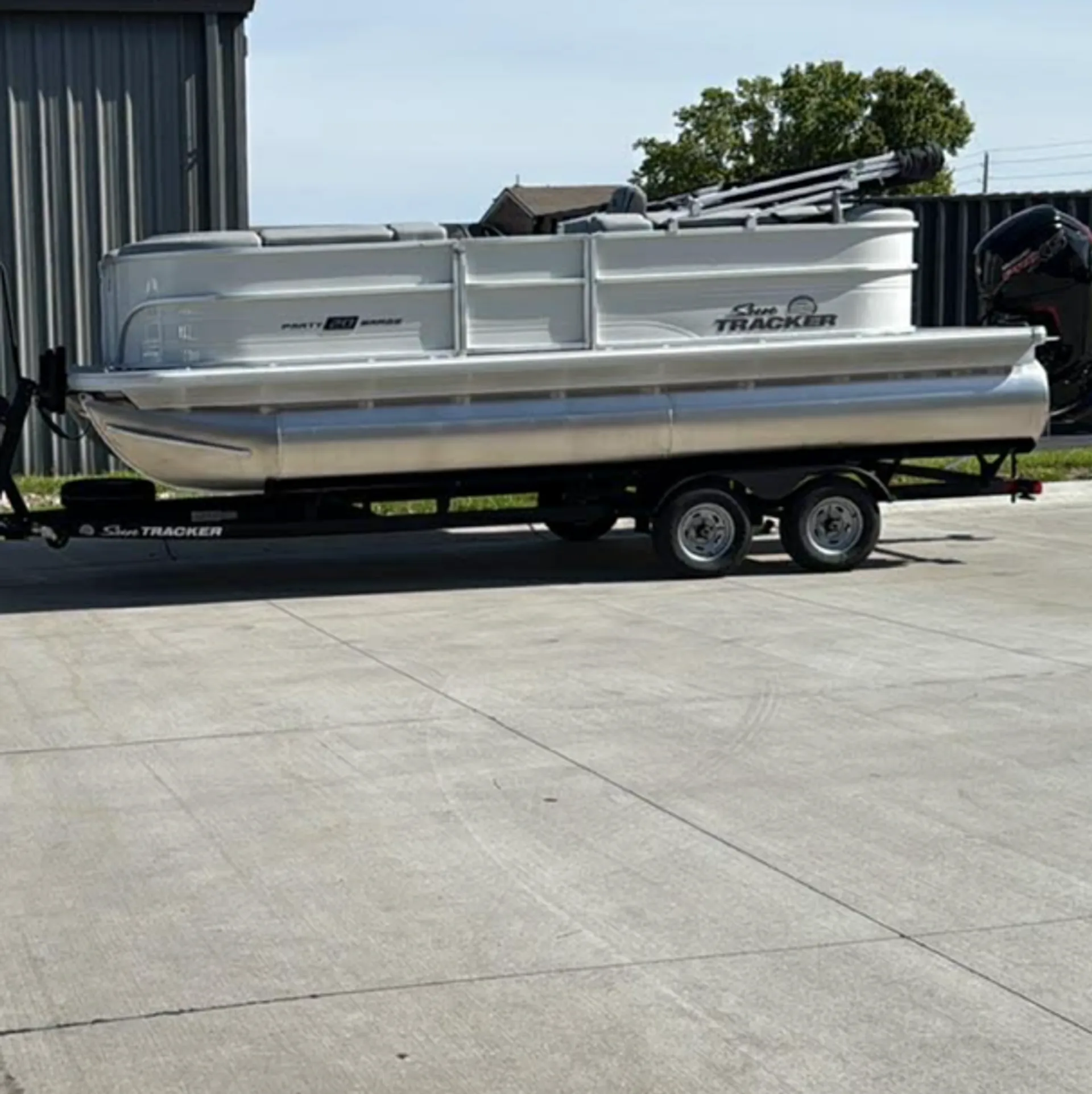 SUN TRACKER PARTY BARGE 20 DLX in Tonganoxie, KS — photo 2