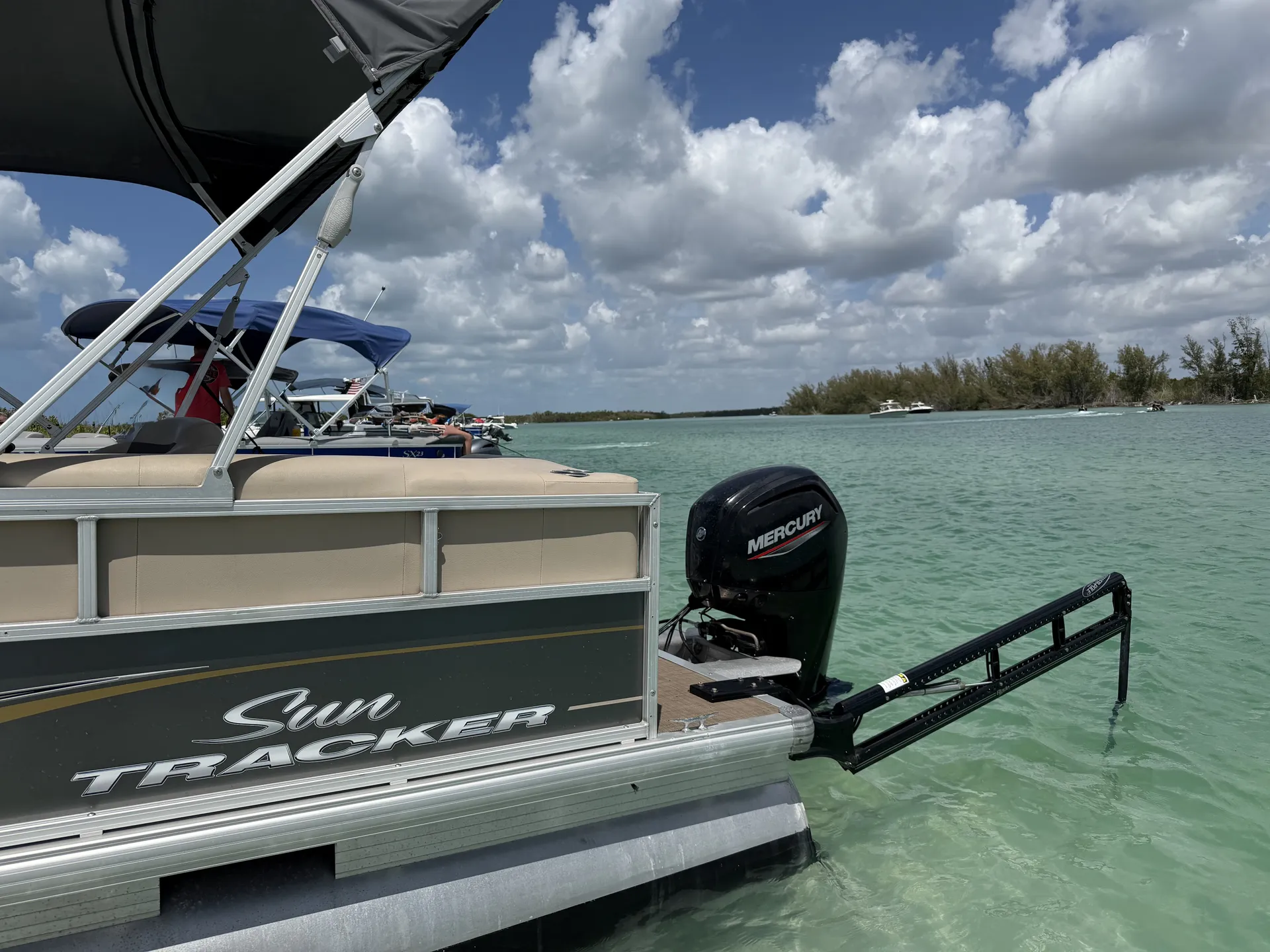 SUN TRACKER PARTY BARGE 18 DLX in Naples, FL — photo 3
