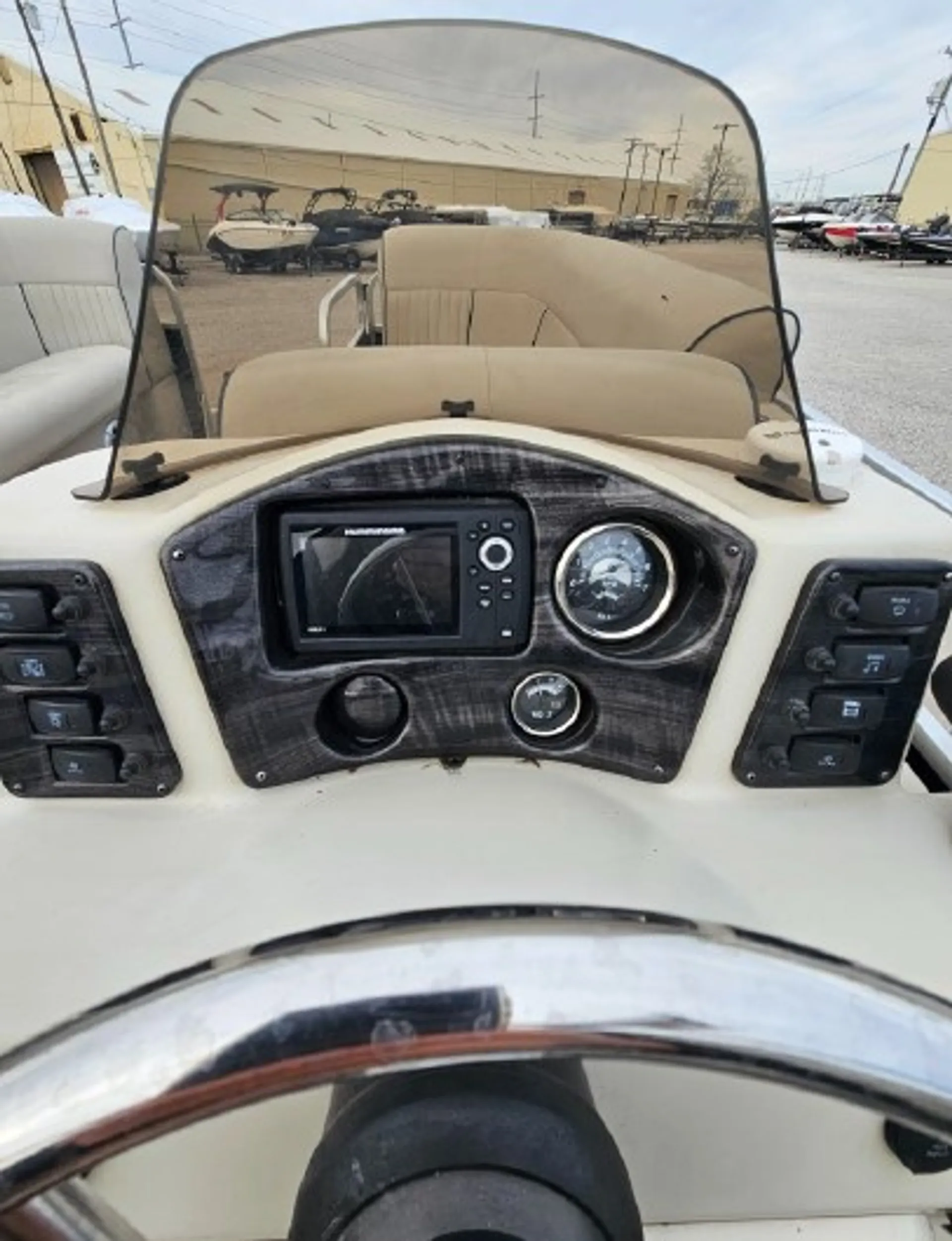 ANGLER QWEST 820 FISH N CRUISE in Newport, VT — photo 3