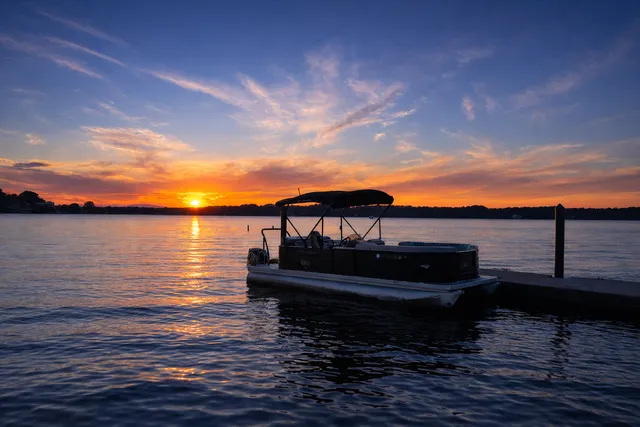 Rent a VERANDA pontoon in Mooresville, NC near me