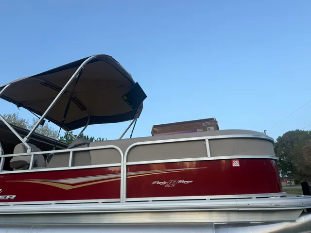 Rent a SUN TRACKER pontoon in Statesville, NC near me