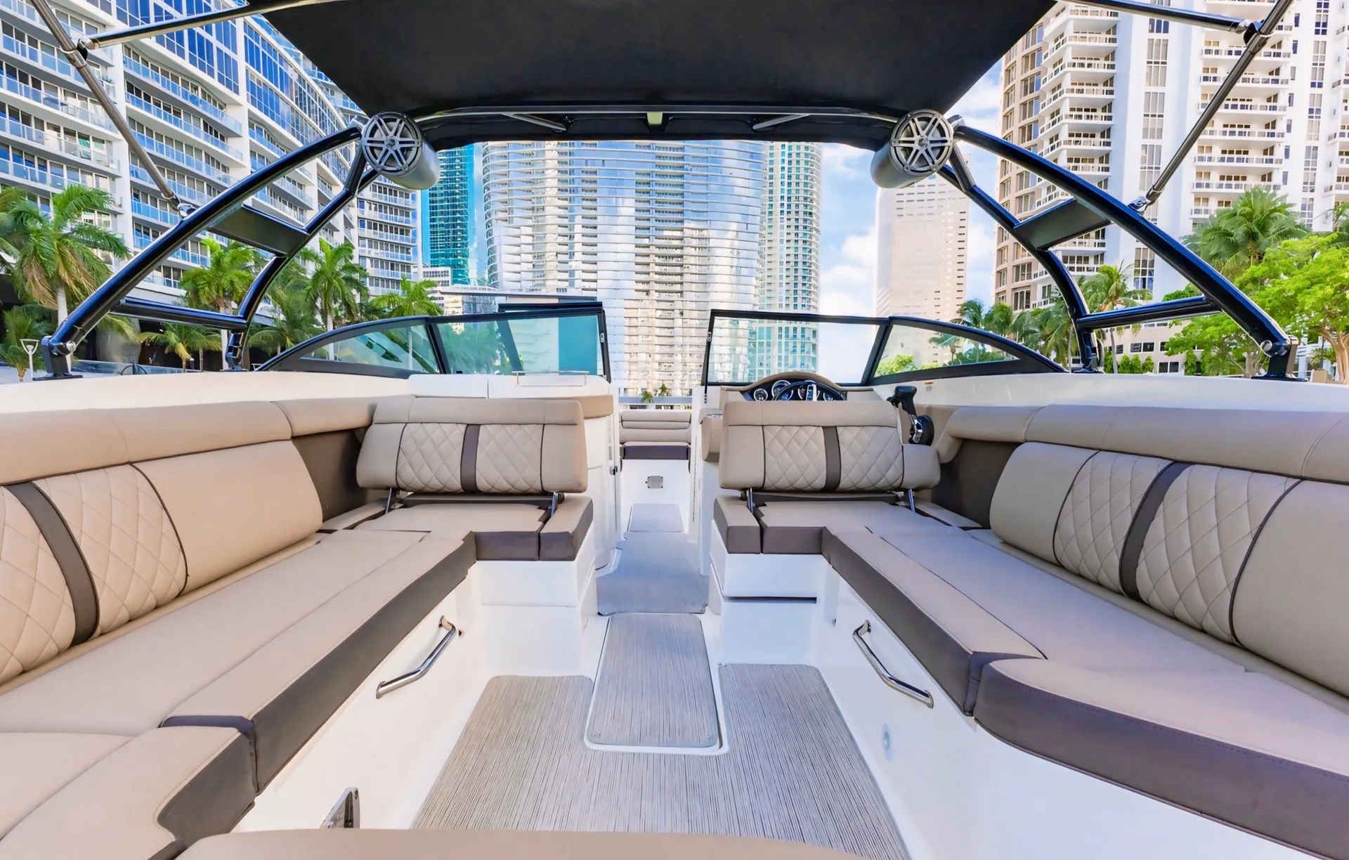 Sea Ray Boats 270 Sundeck w/300XL Verado in Miami, FL — photo 2