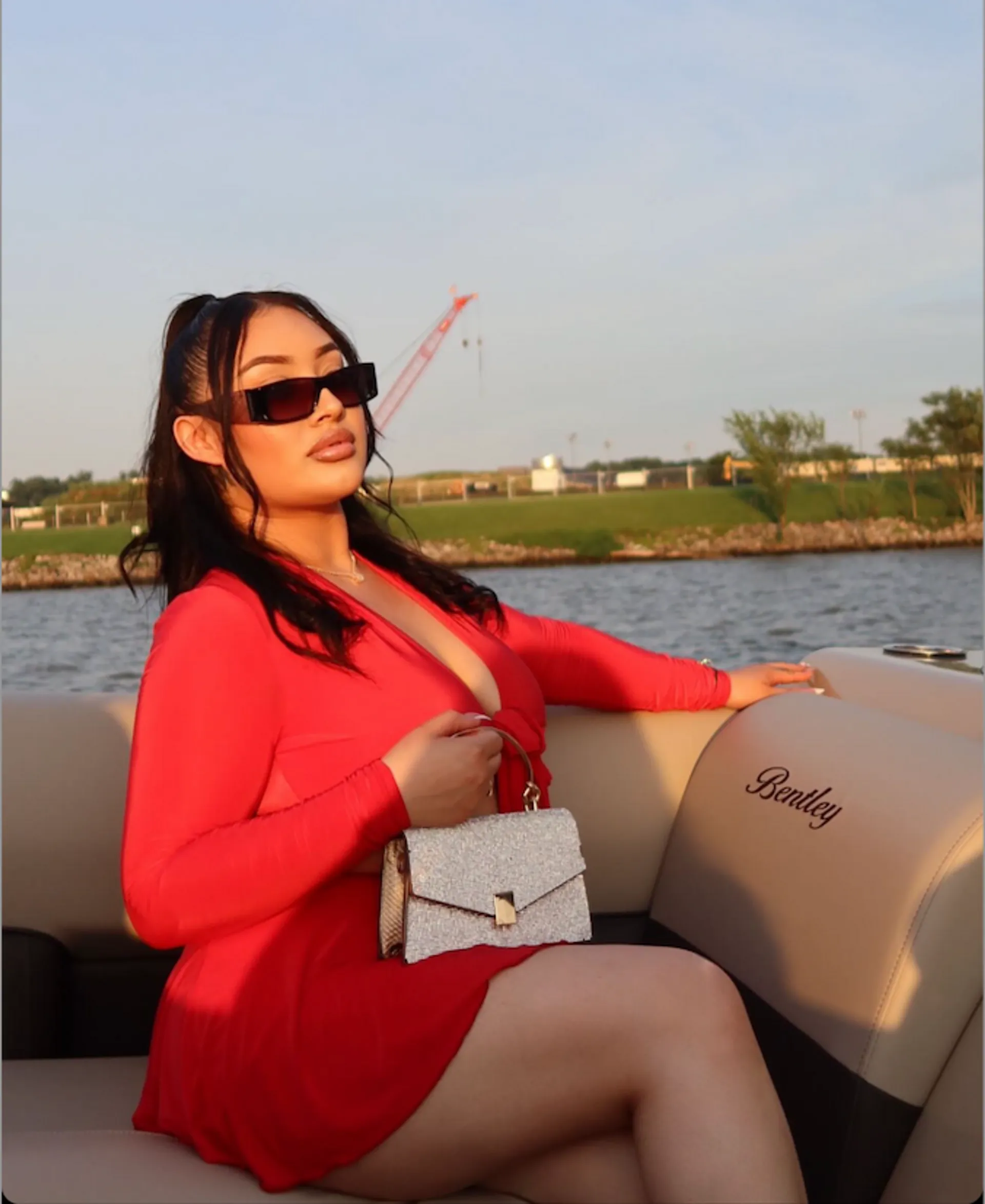 Bentley Pontoon Swingback – Luxury DC Cruise Experience