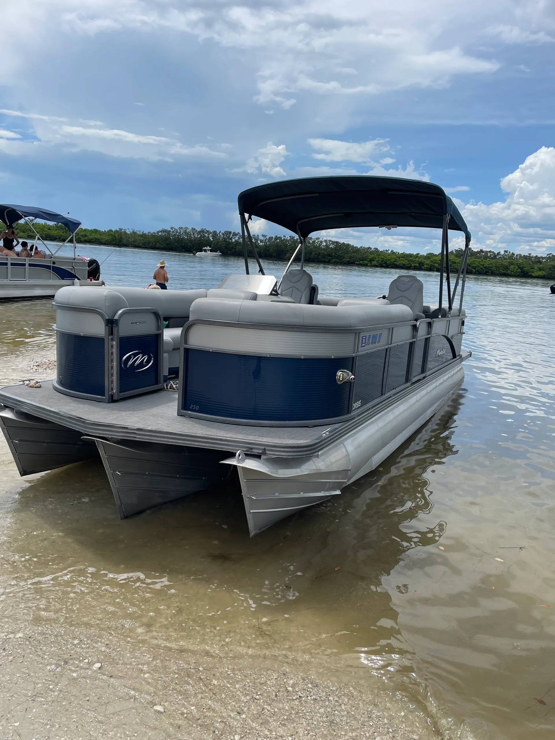 MANITOU PONTOON 25 OASIS STANDARD SHP TRITOON in Gibsonton, FL