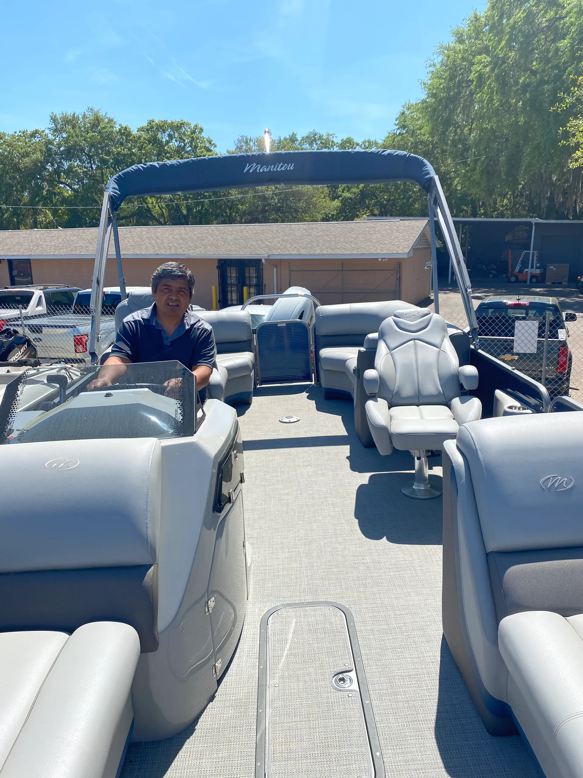 MANITOU PONTOON 25 OASIS STANDARD SHP TRITOON in Gibsonton, FL — photo 2