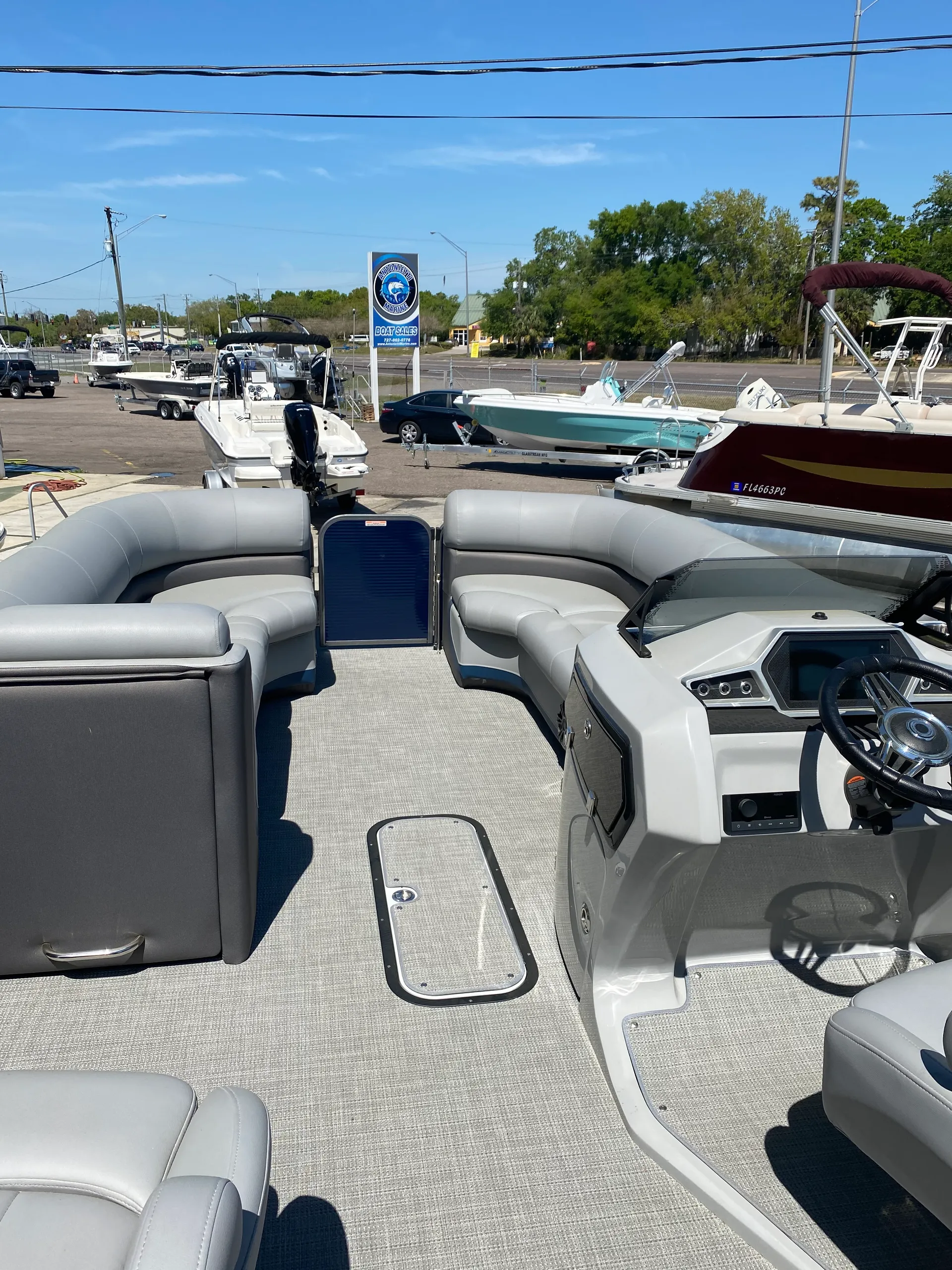 MANITOU PONTOON 25 OASIS STANDARD SHP TRITOON in Gibsonton, FL — photo 3