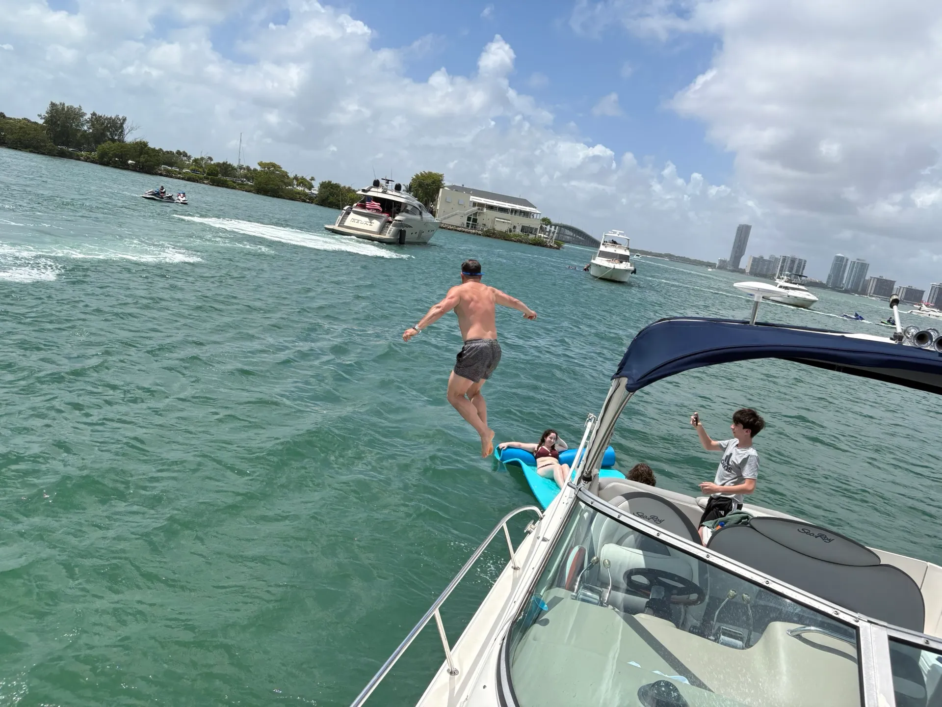 34ft Sea Ray Luxury Yacht – Miami Bay and Sandbar Cruise