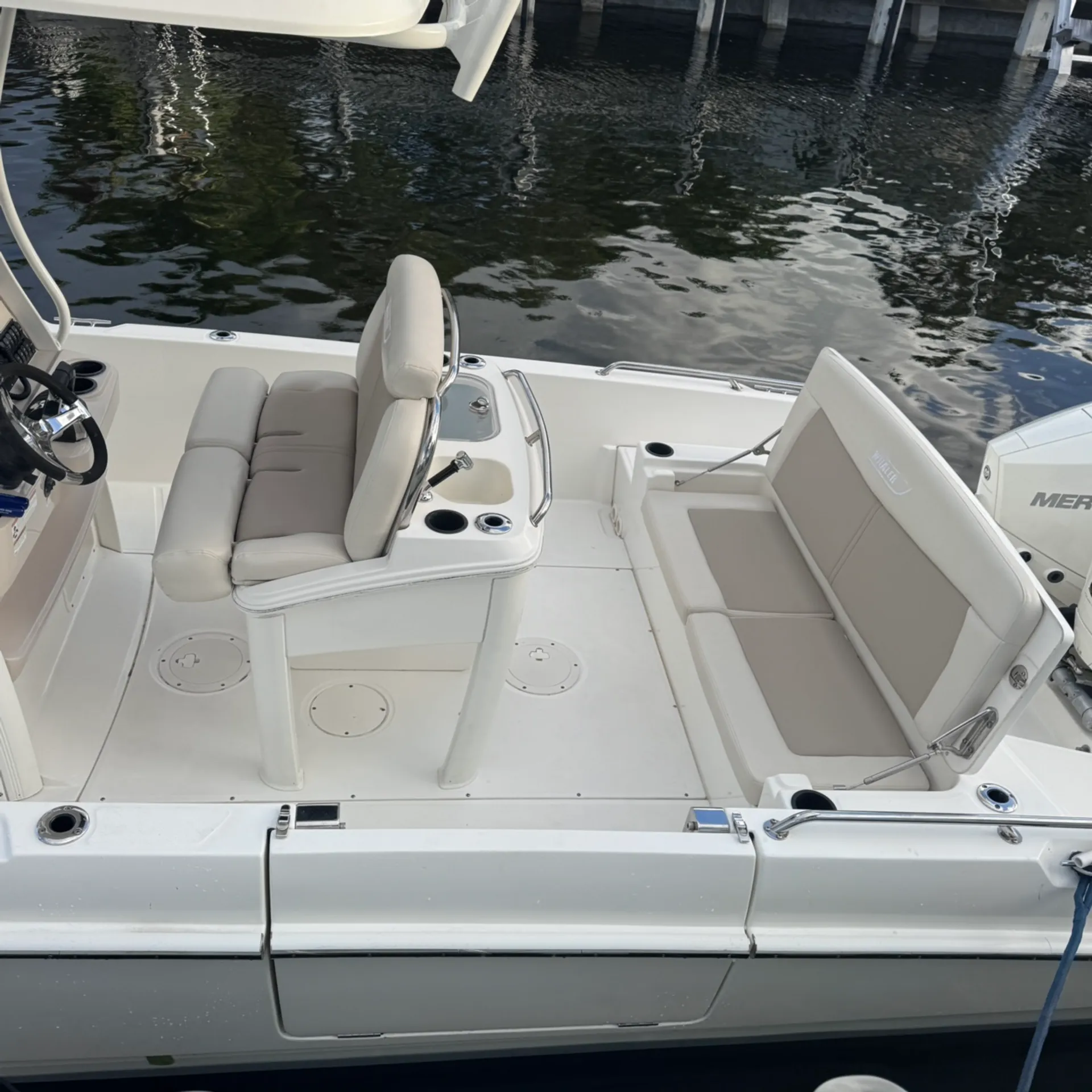 2018 Boston Whaler -Dauntless- Center Console - 27 Ft