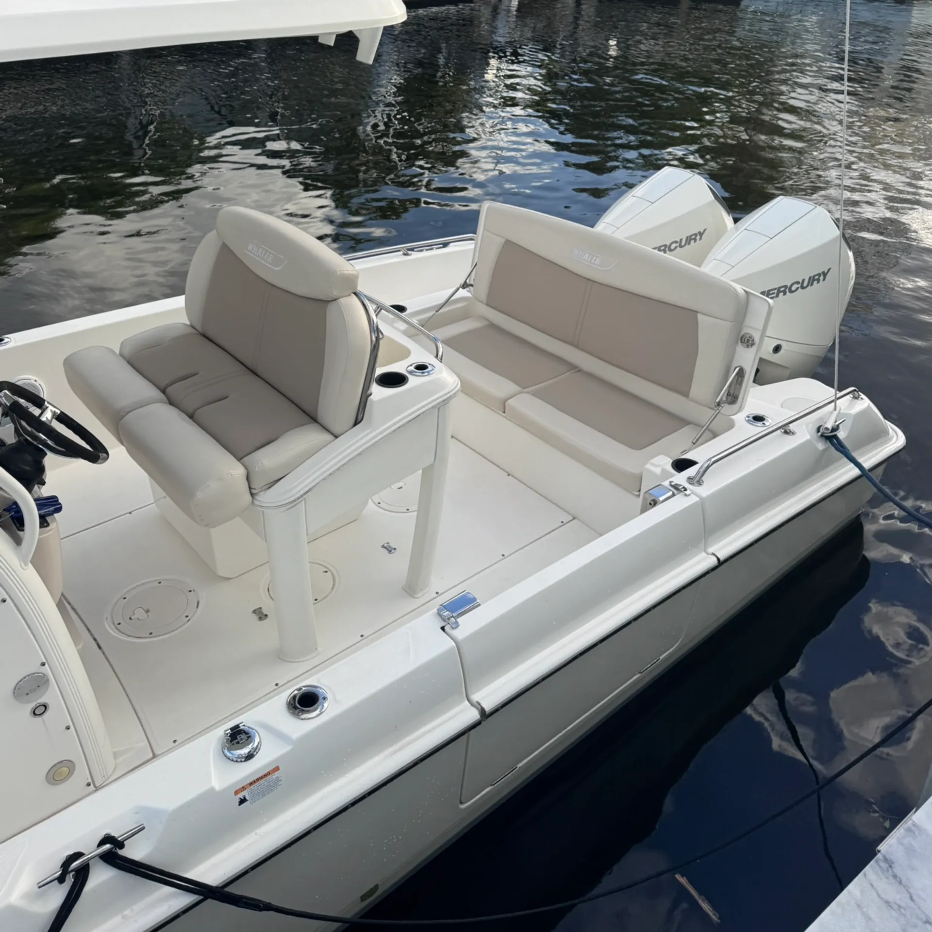 2018 Boston Whaler -Dauntless- Center Console - 27 Ft