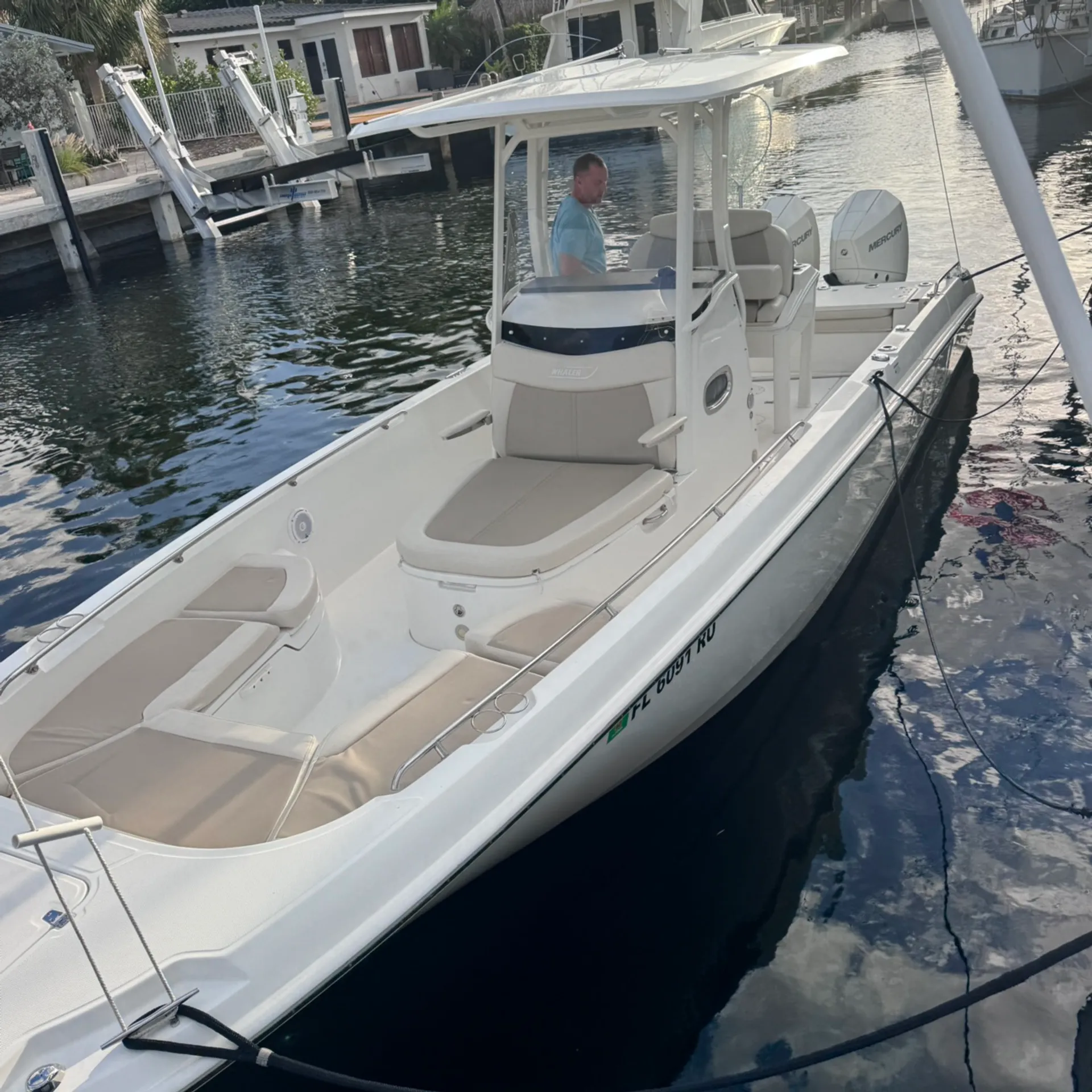 2018 Boston Whaler -Dauntless- Center Console - 27 Ft