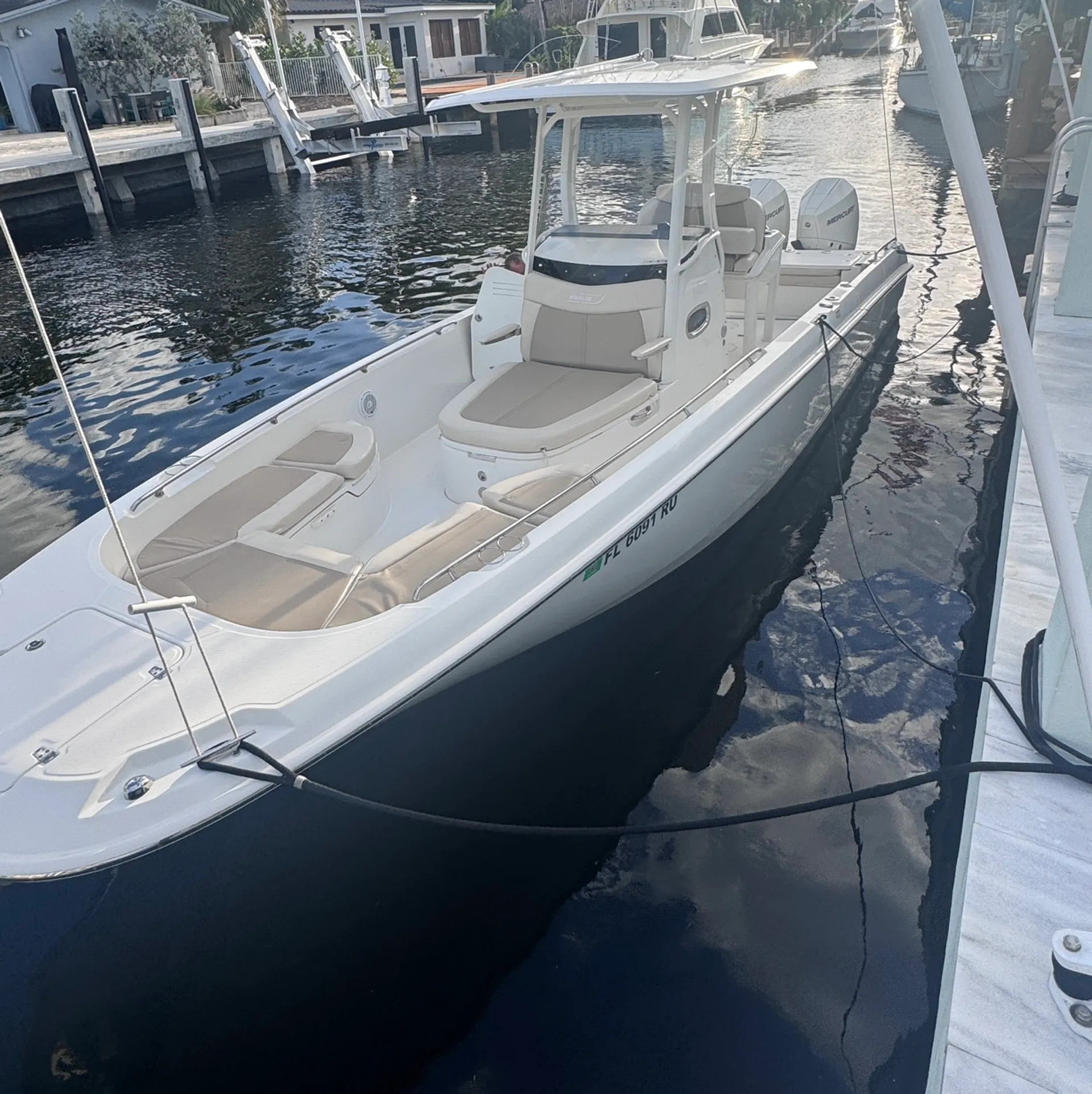 2018 Boston Whaler -Dauntless- Center Console - 27 Ft