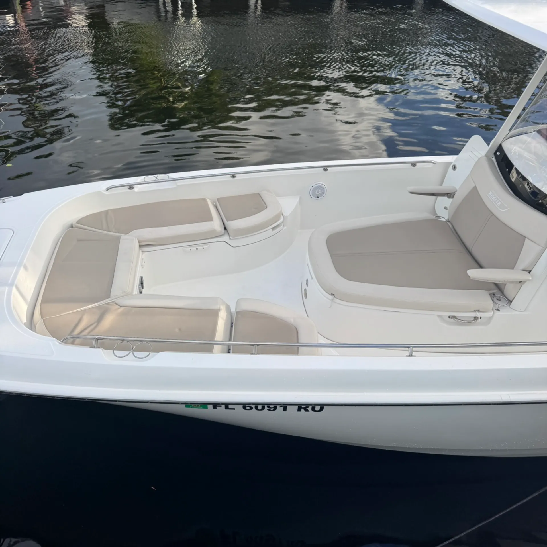 2018 Boston Whaler -Dauntless- Center Console - 27 Ft