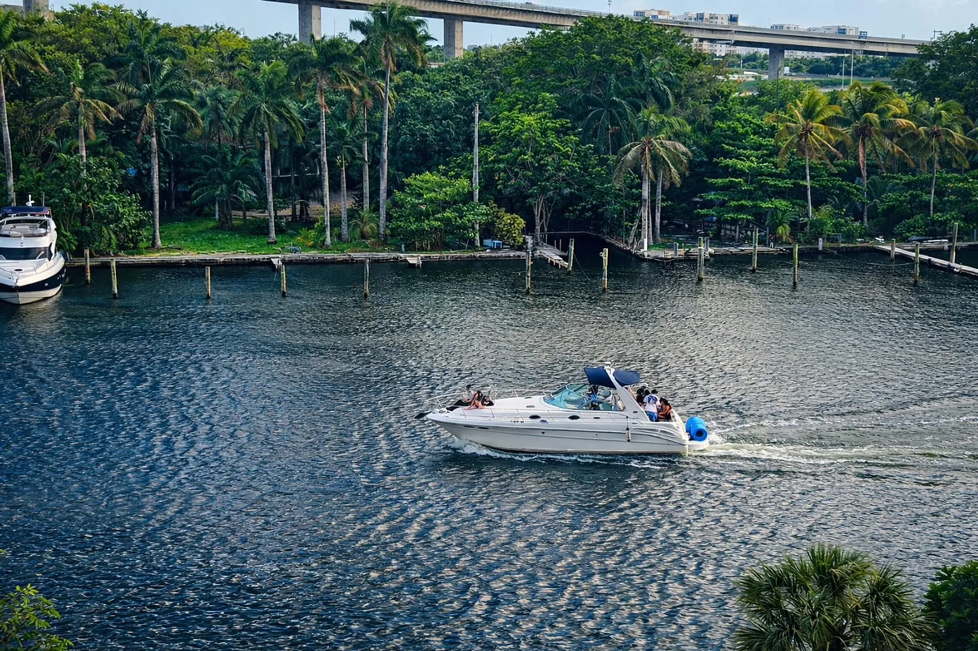 Sea Ray Boats 340 Sundancer in Miami, FL — photo 2