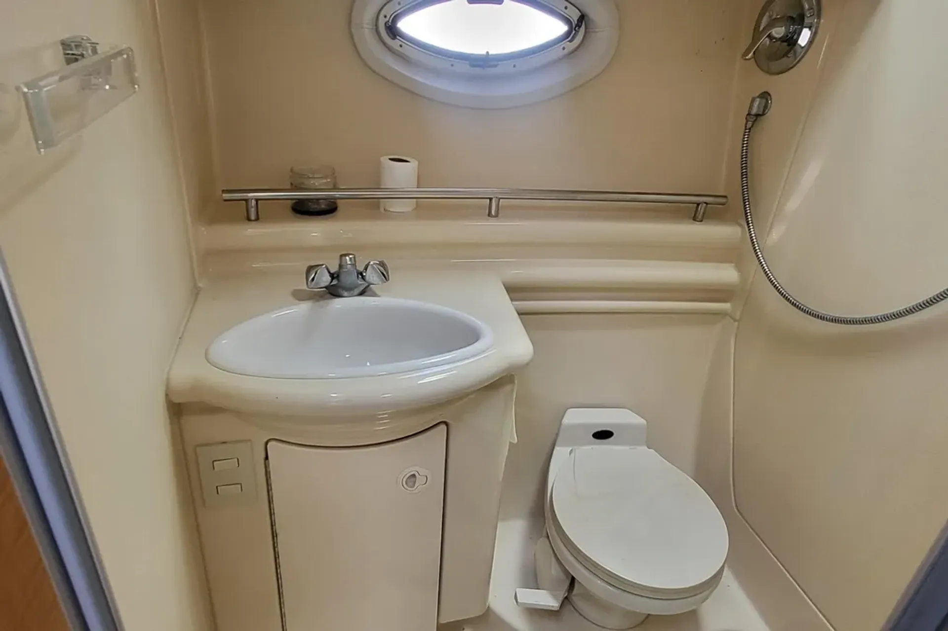 CROWNLINE BOATS E 230 XS in Arlington, VA — photo 6