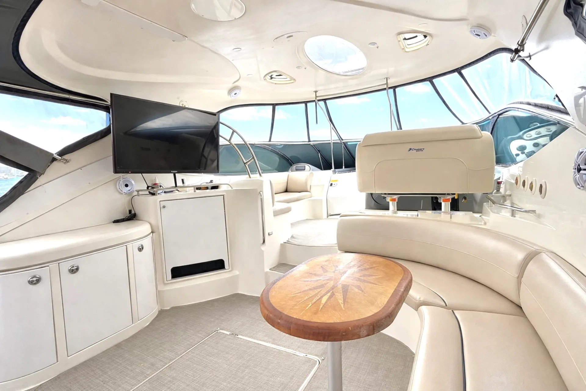 Cruisers Yachts 520 Express in Tampa, FL — photo 2