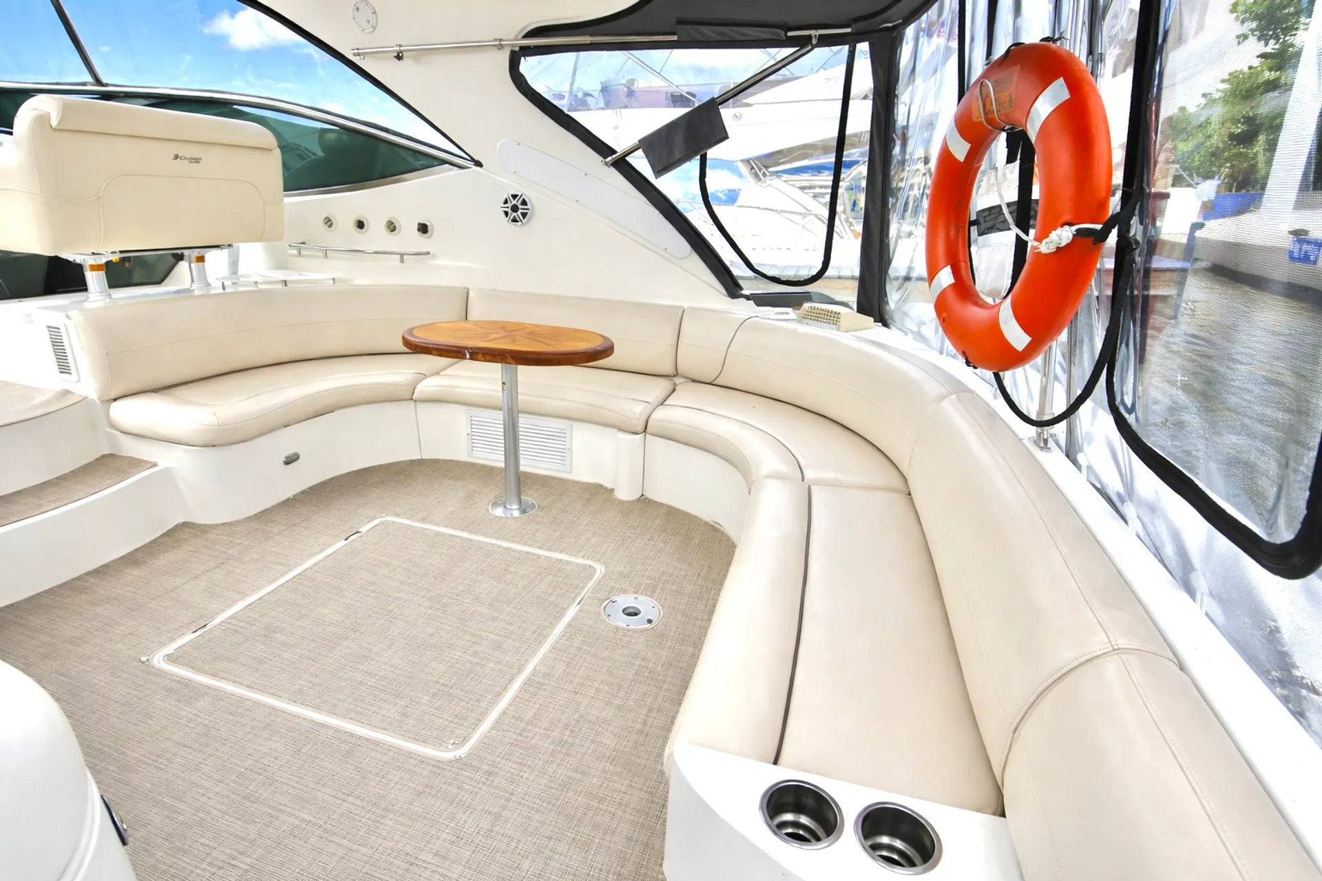 Cruisers Yachts 520 Express in Tampa, FL — photo 3