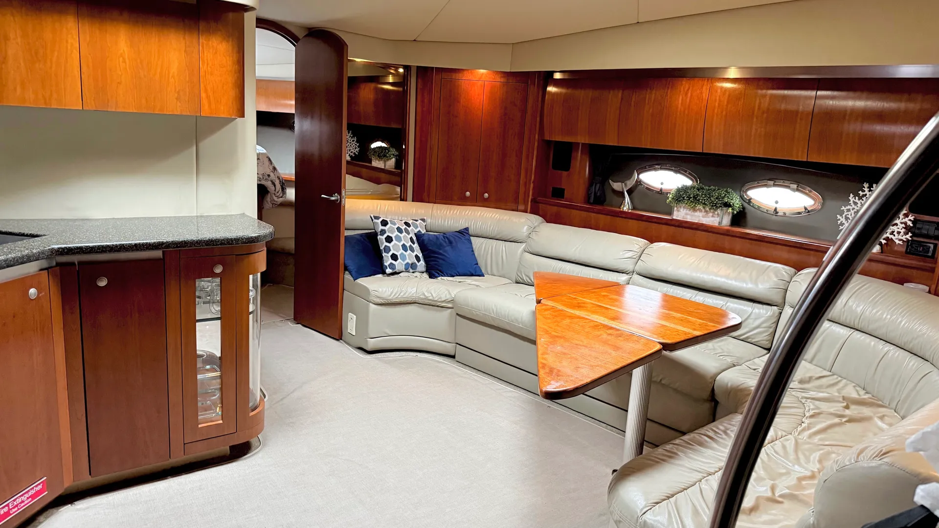 Cruisers Yachts 520 Express in Tampa, FL — photo 4