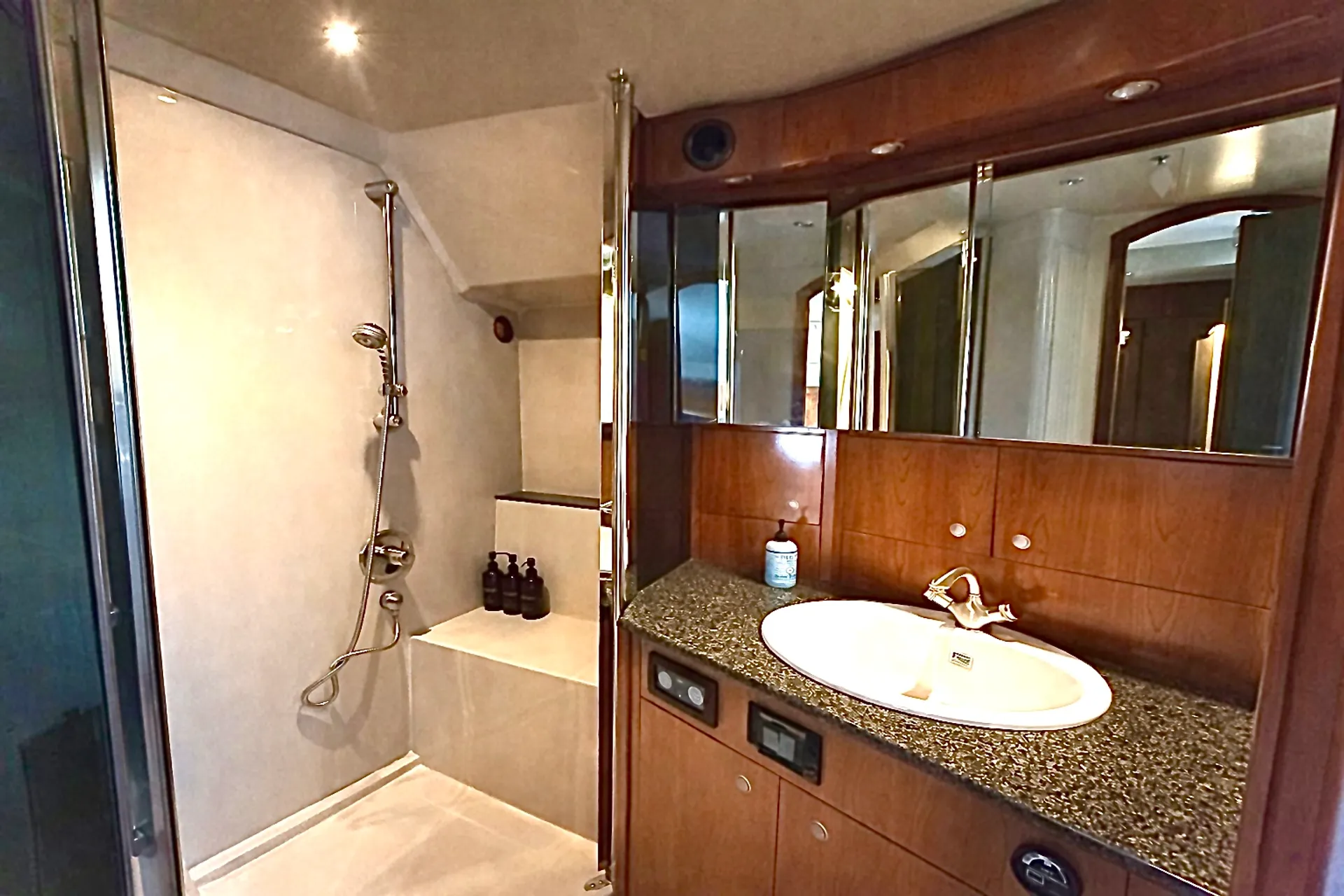 Cruisers Yachts 520 Express in Tampa, FL — photo 6