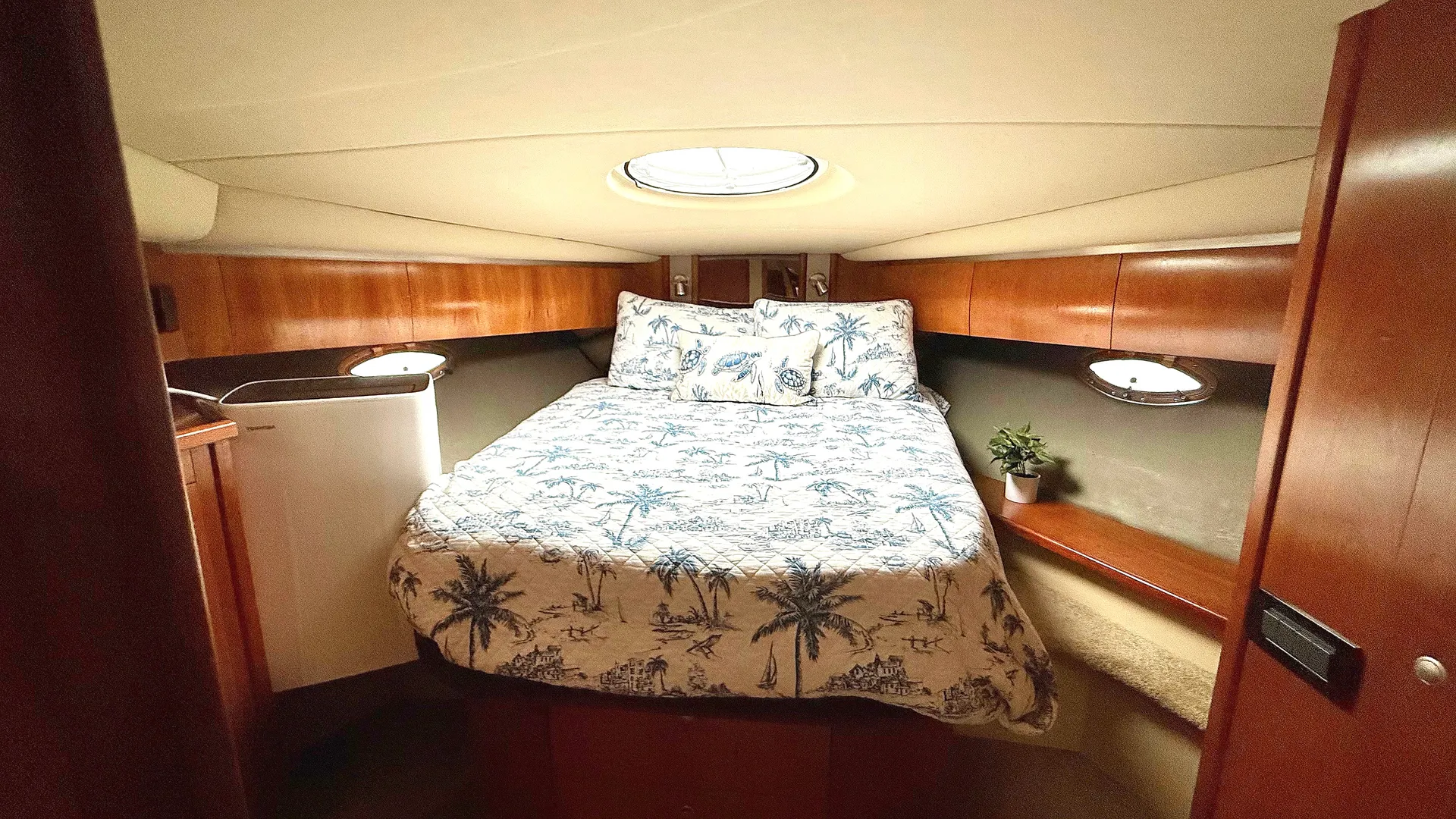 Cruisers Yachts 520 Express in Tampa, FL — photo 7